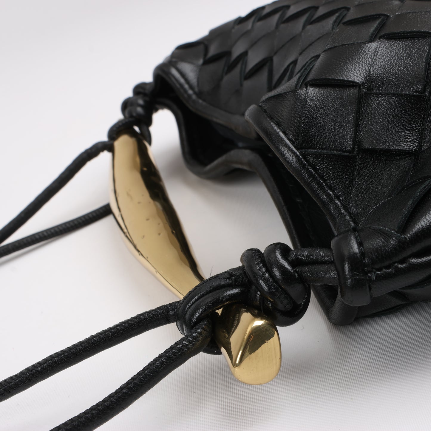 Bottega Veneta Intrecciato Sardines Leder Umhängetasche in Schwarz