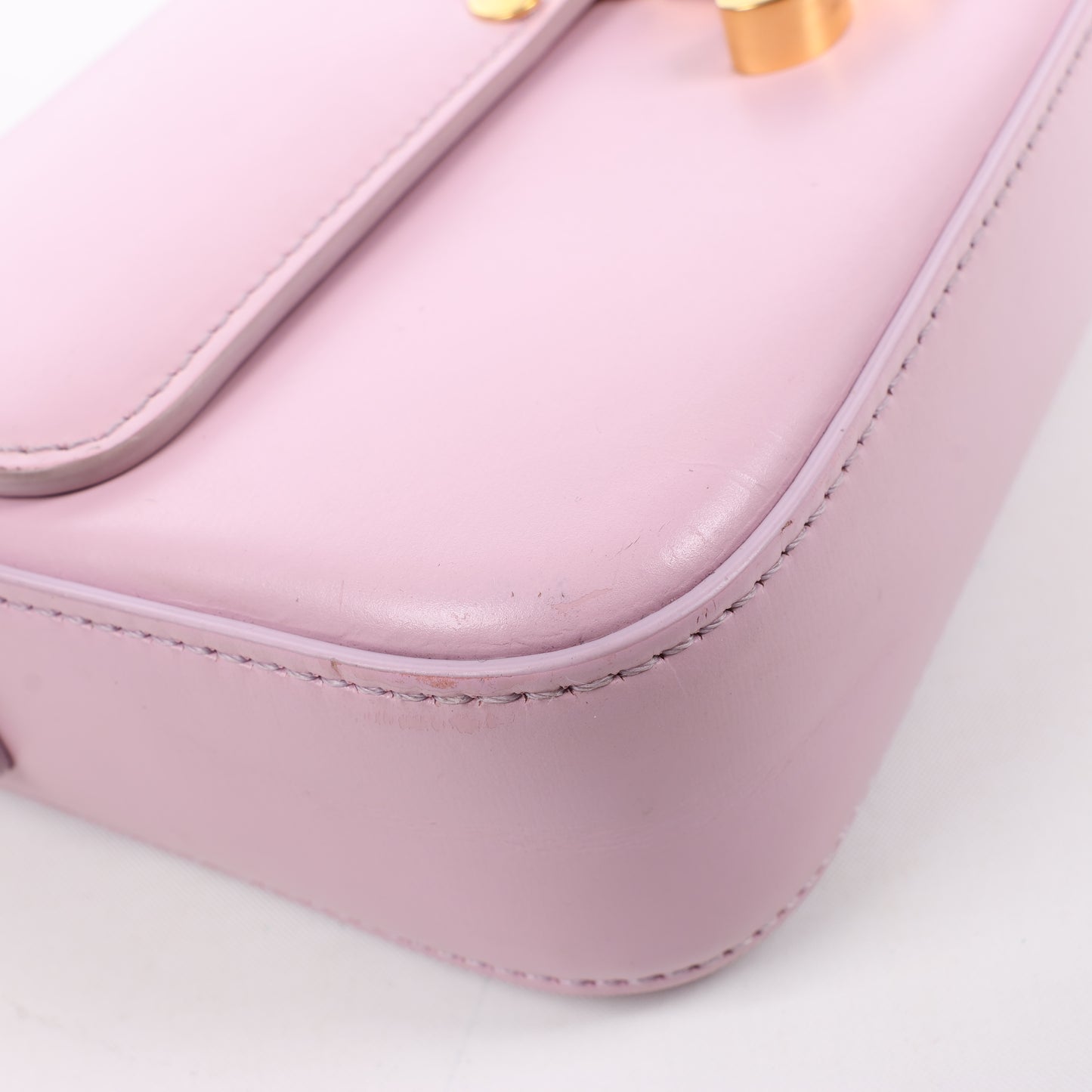 Celine Triomphe, kleine Schultertasche aus glattem Leder in Rosa