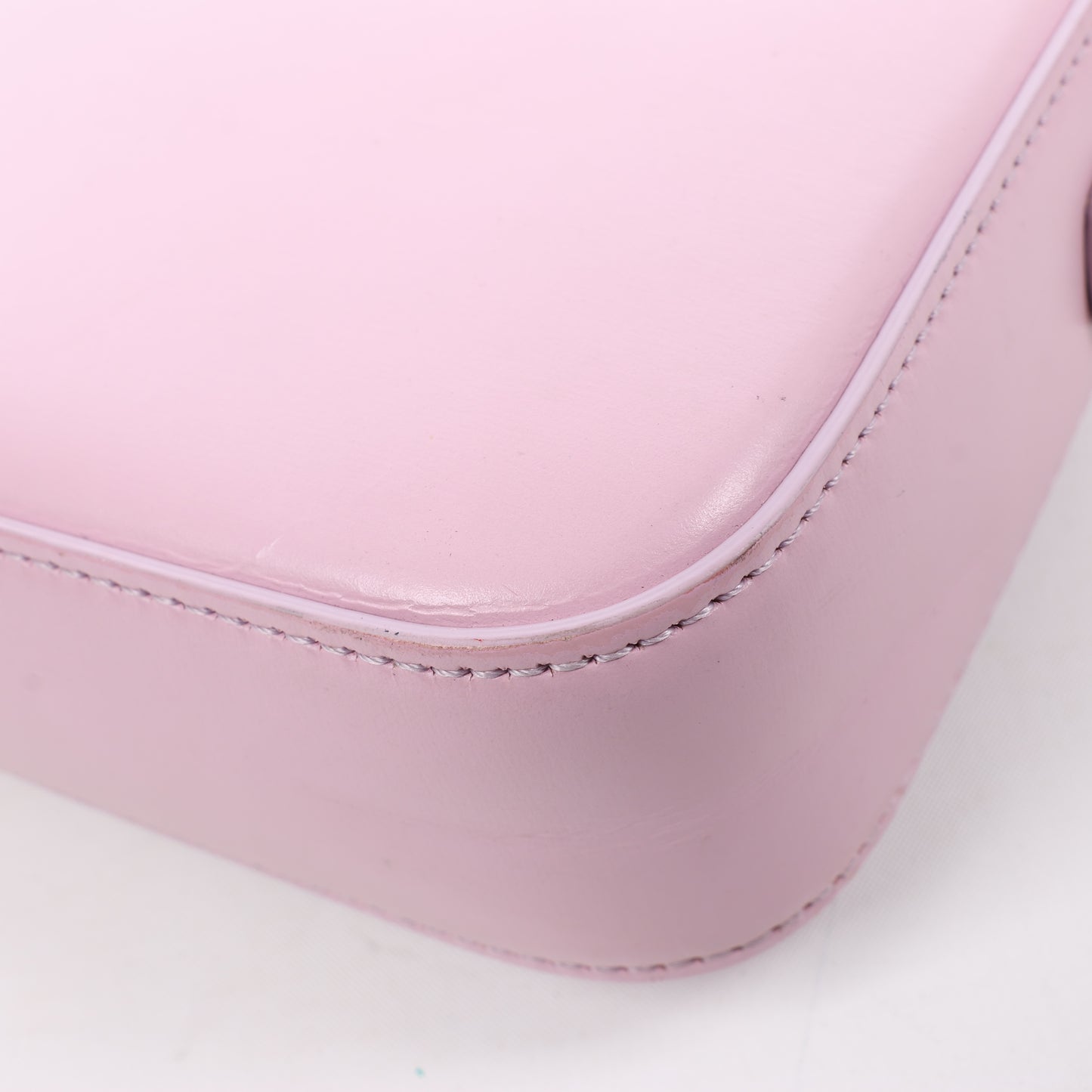 Celine Triomphe, kleine Schultertasche aus glattem Leder in Rosa