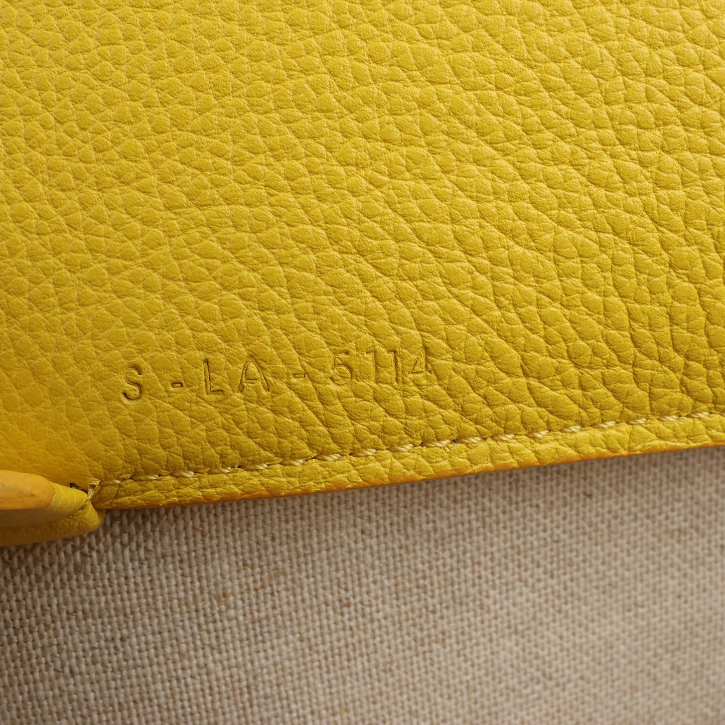 Celine Cabas Phantom, kleine Schultertasche aus gelbem Leder