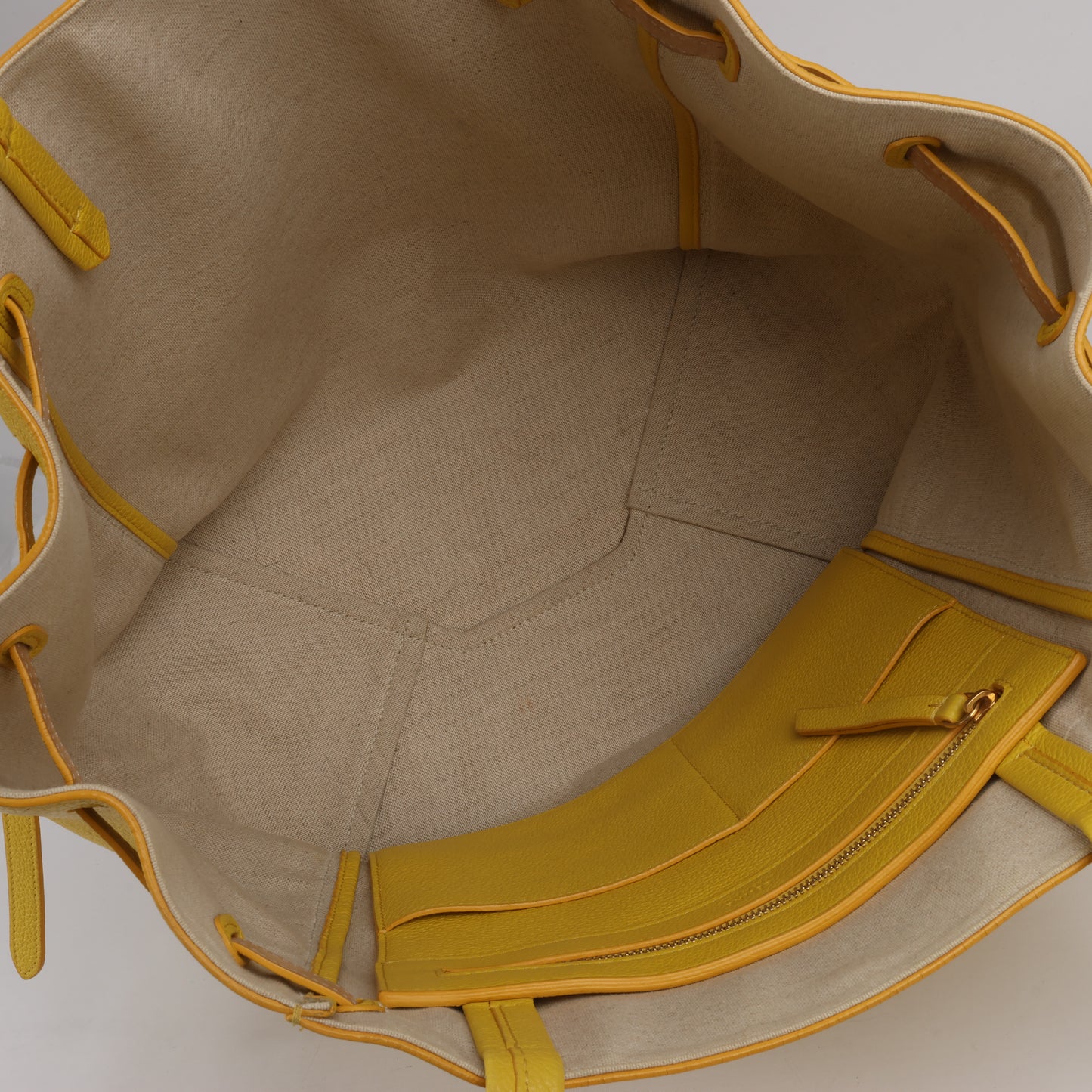 Celine Cabas Phantom, kleine Schultertasche aus gelbem Leder