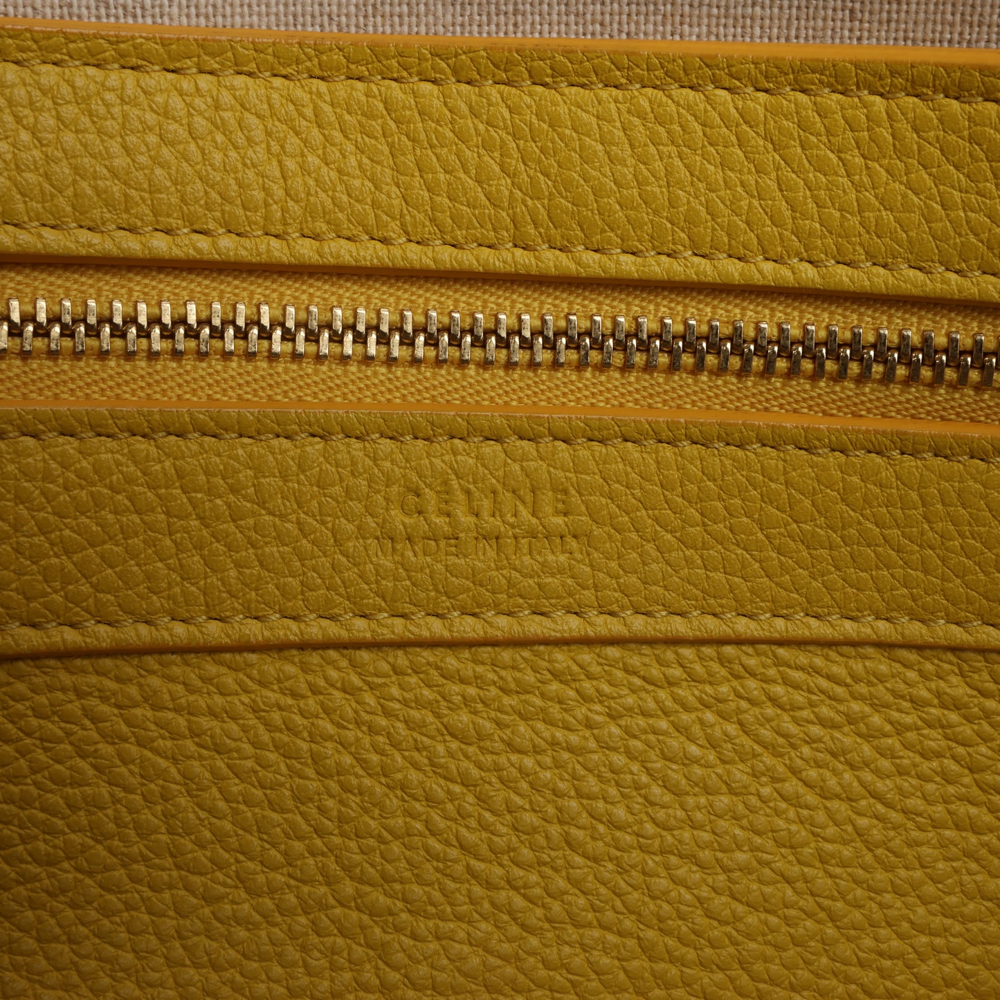 Celine Cabas Phantom, kleine Schultertasche aus gelbem Leder