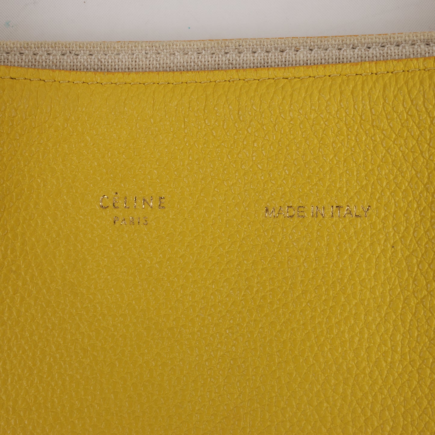Celine Cabas Phantom, kleine Schultertasche aus gelbem Leder