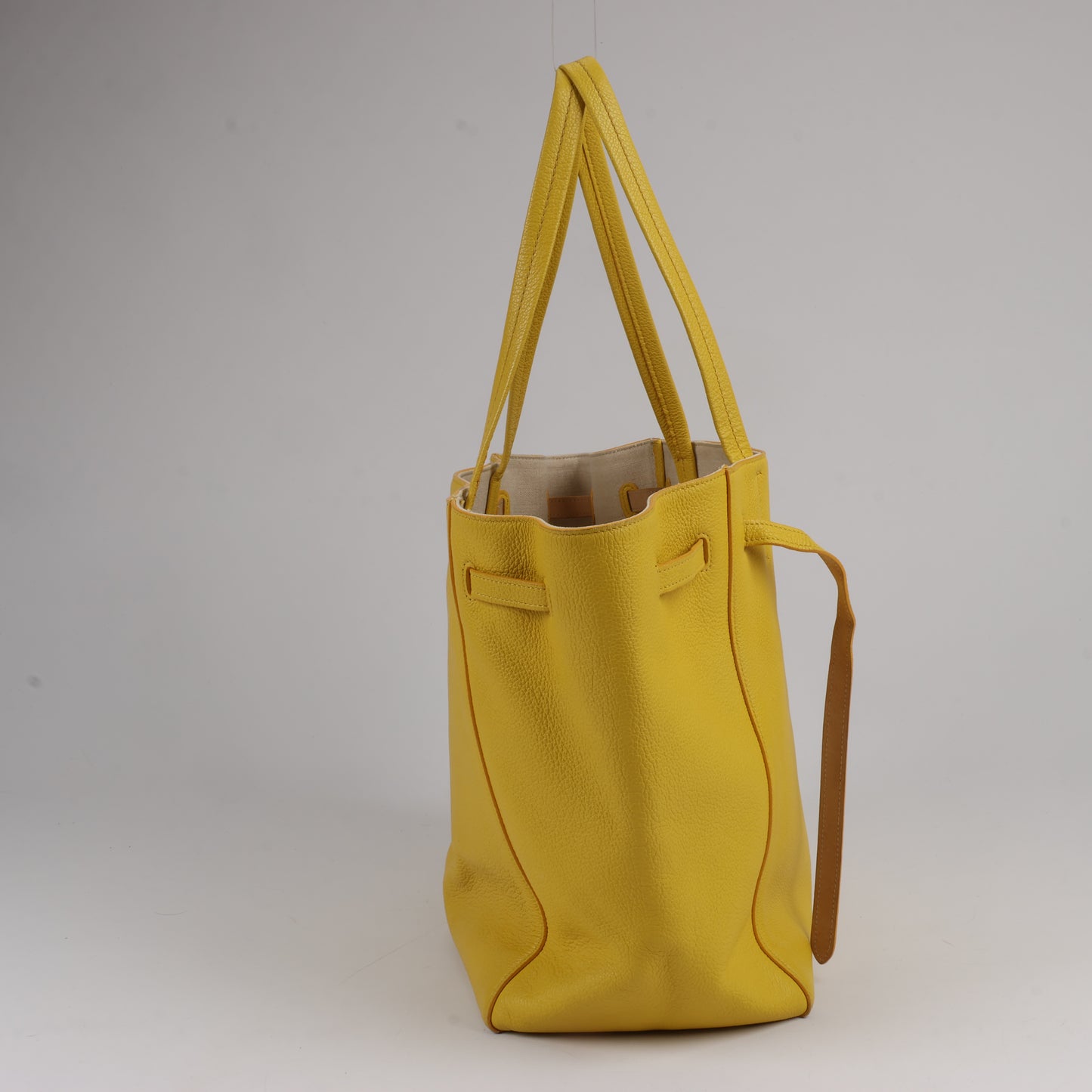Celine Cabas Phantom, kleine Schultertasche aus gelbem Leder