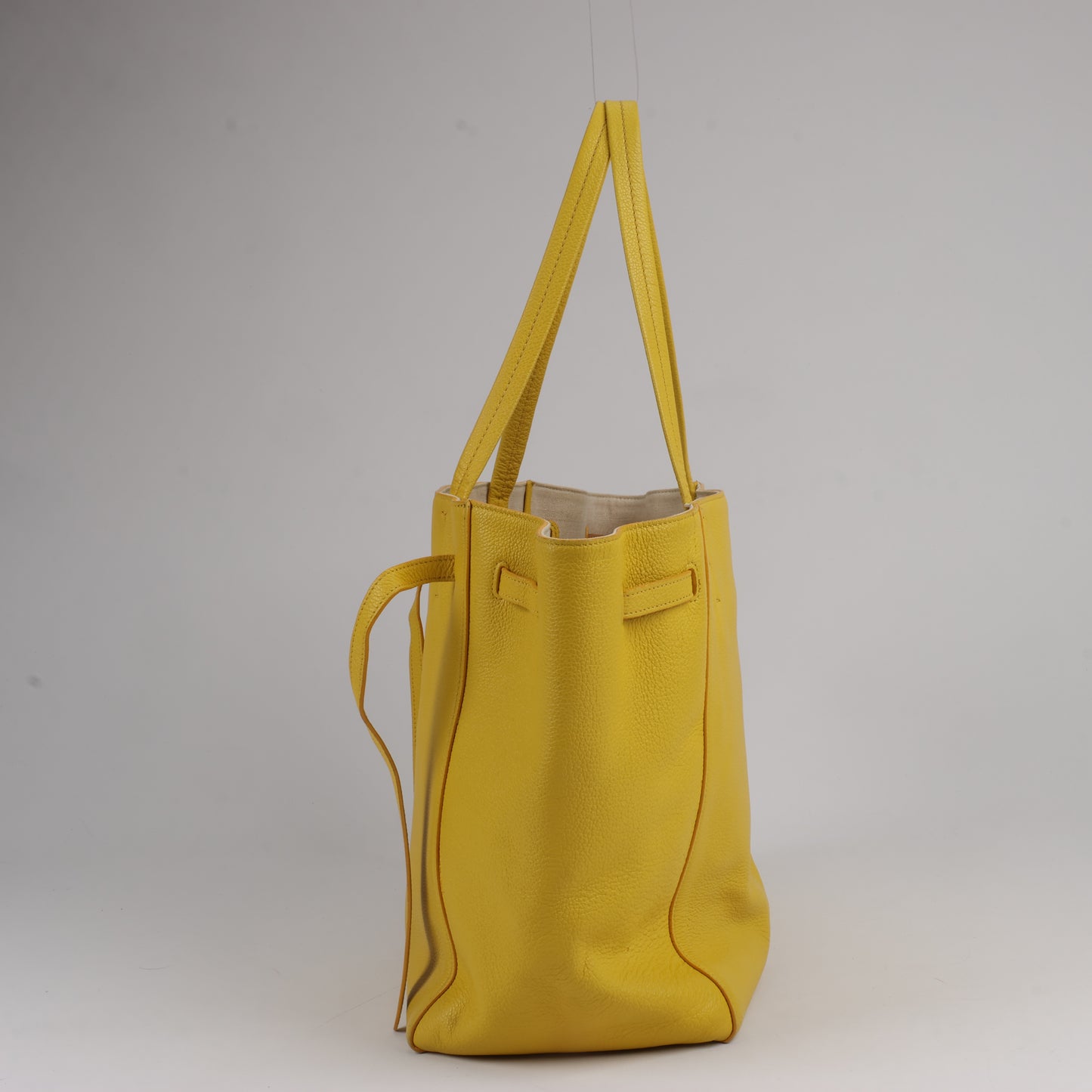 Celine Cabas Phantom, kleine Schultertasche aus gelbem Leder
