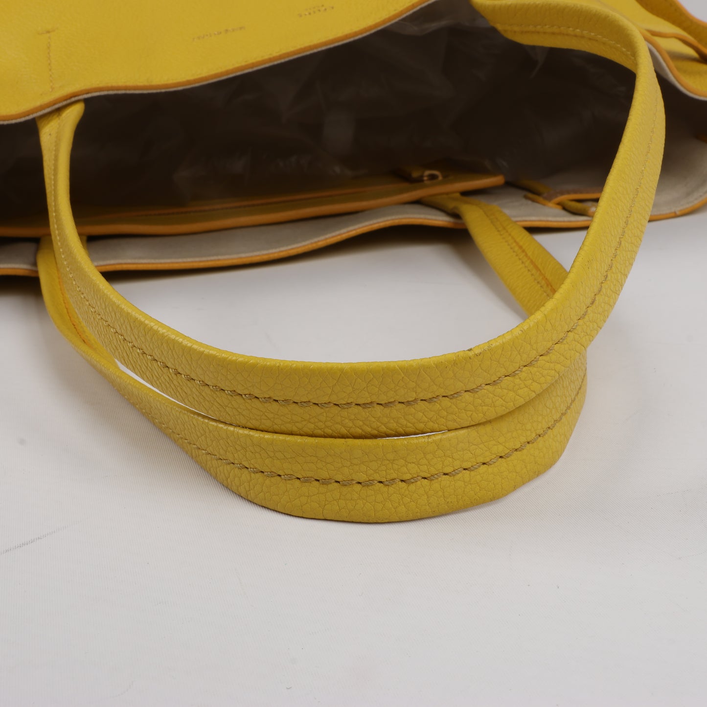 Celine Cabas Phantom, kleine Schultertasche aus gelbem Leder