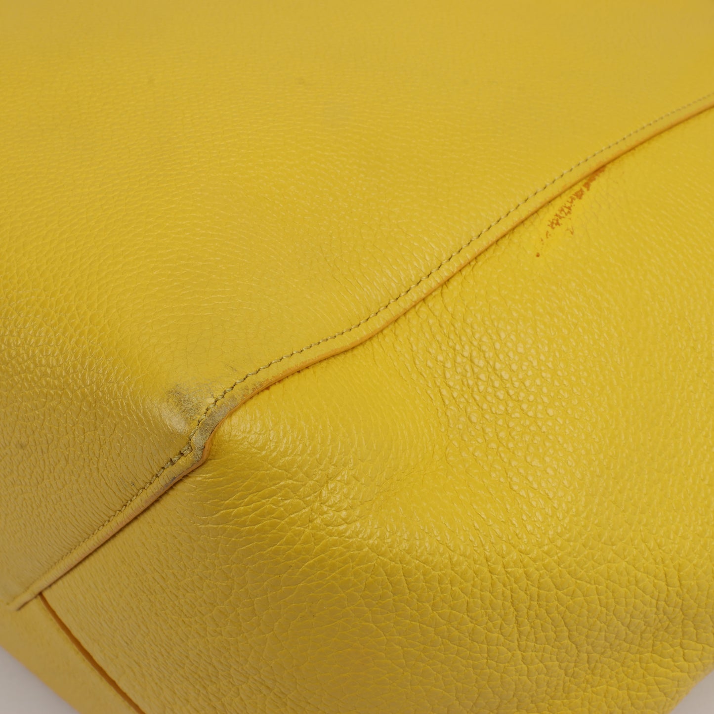 Celine Cabas Phantom, kleine Schultertasche aus gelbem Leder