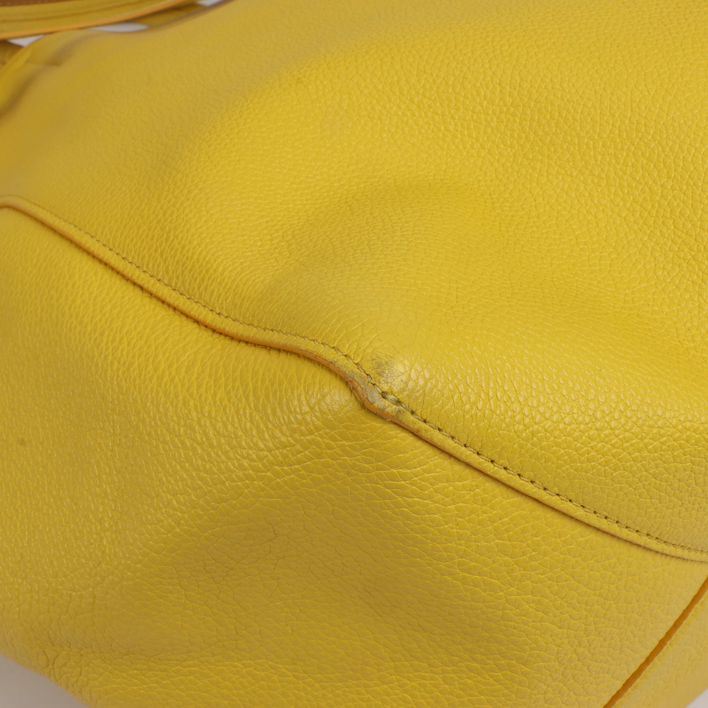 Celine Cabas Phantom, kleine Schultertasche aus gelbem Leder