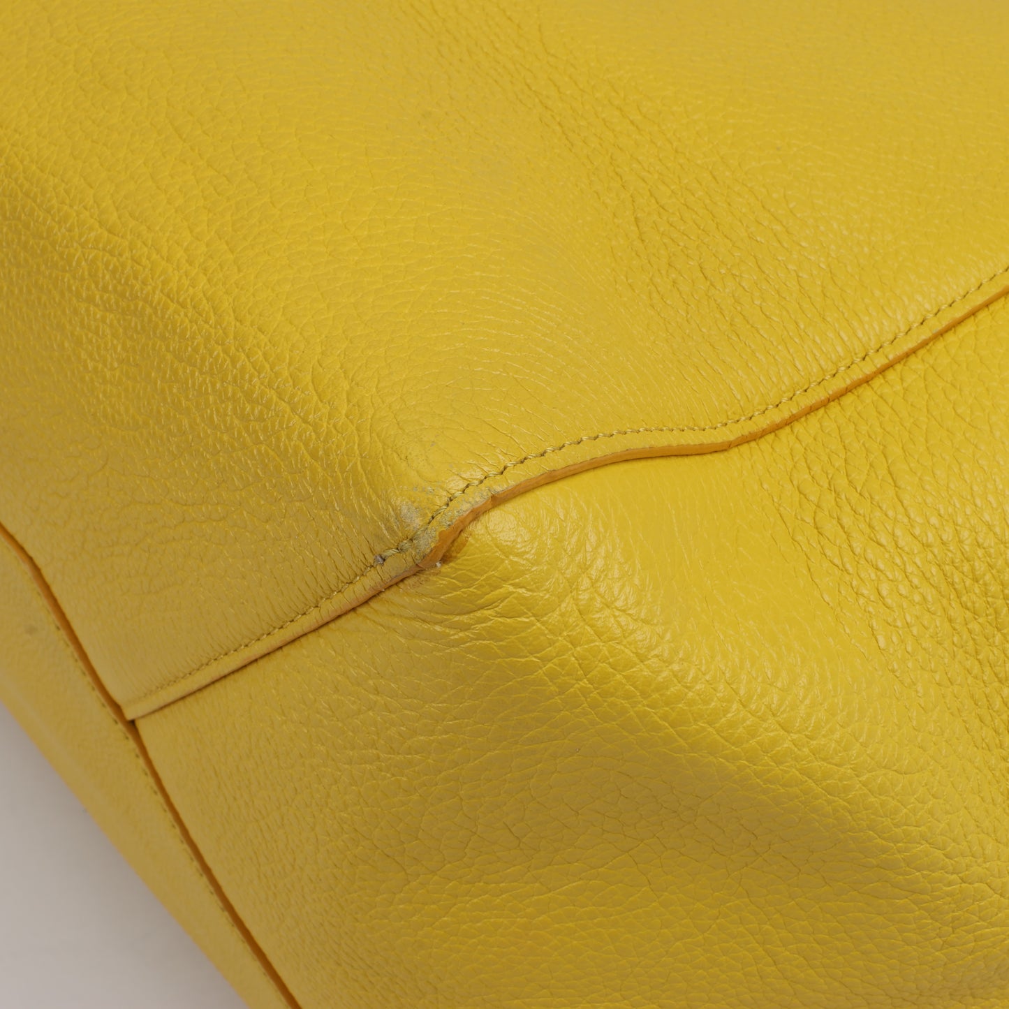 Celine Cabas Phantom, kleine Schultertasche aus gelbem Leder