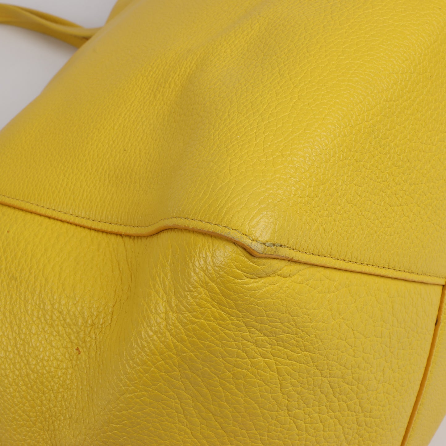 Celine Cabas Phantom, kleine Schultertasche aus gelbem Leder