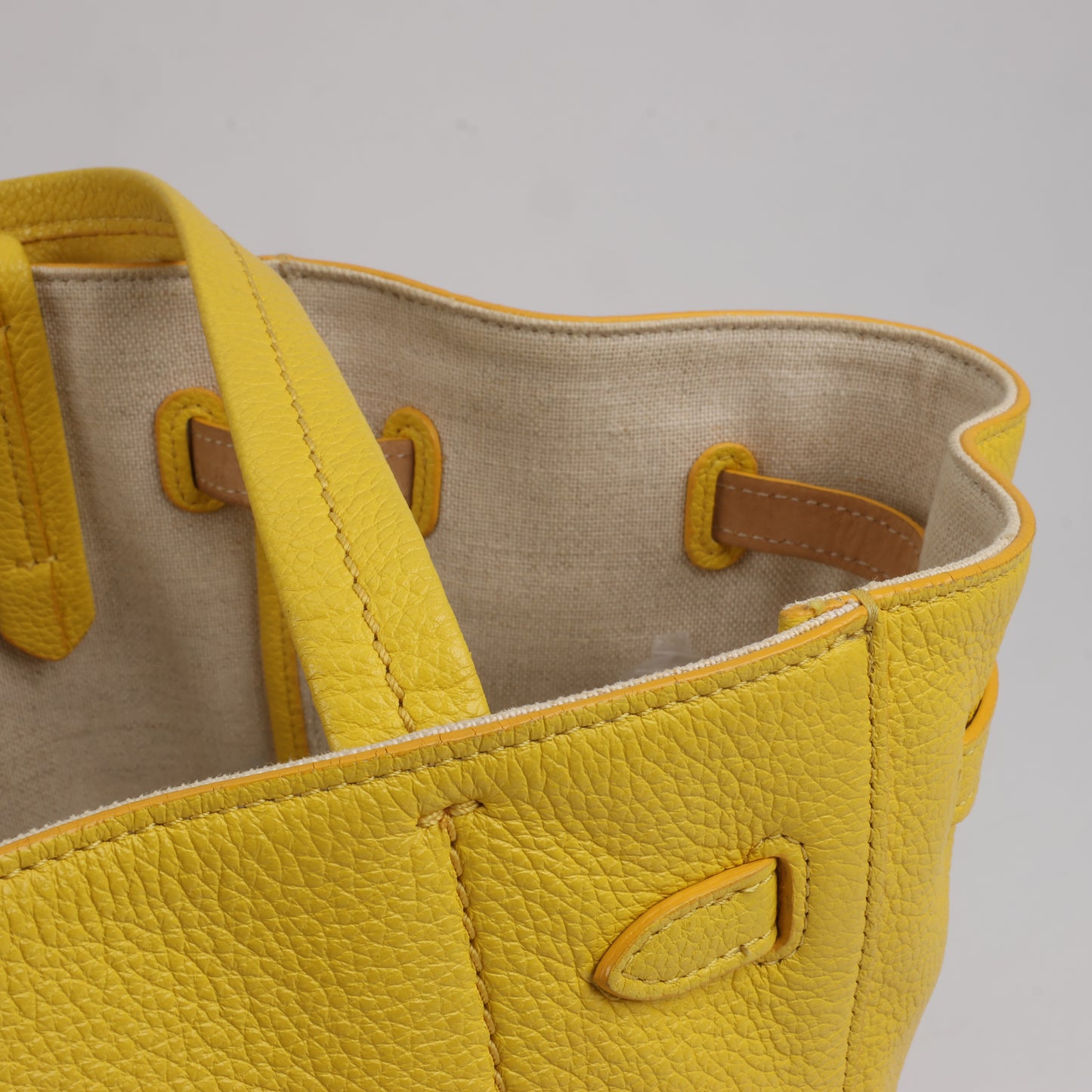 Celine Cabas Phantom, kleine Schultertasche aus gelbem Leder