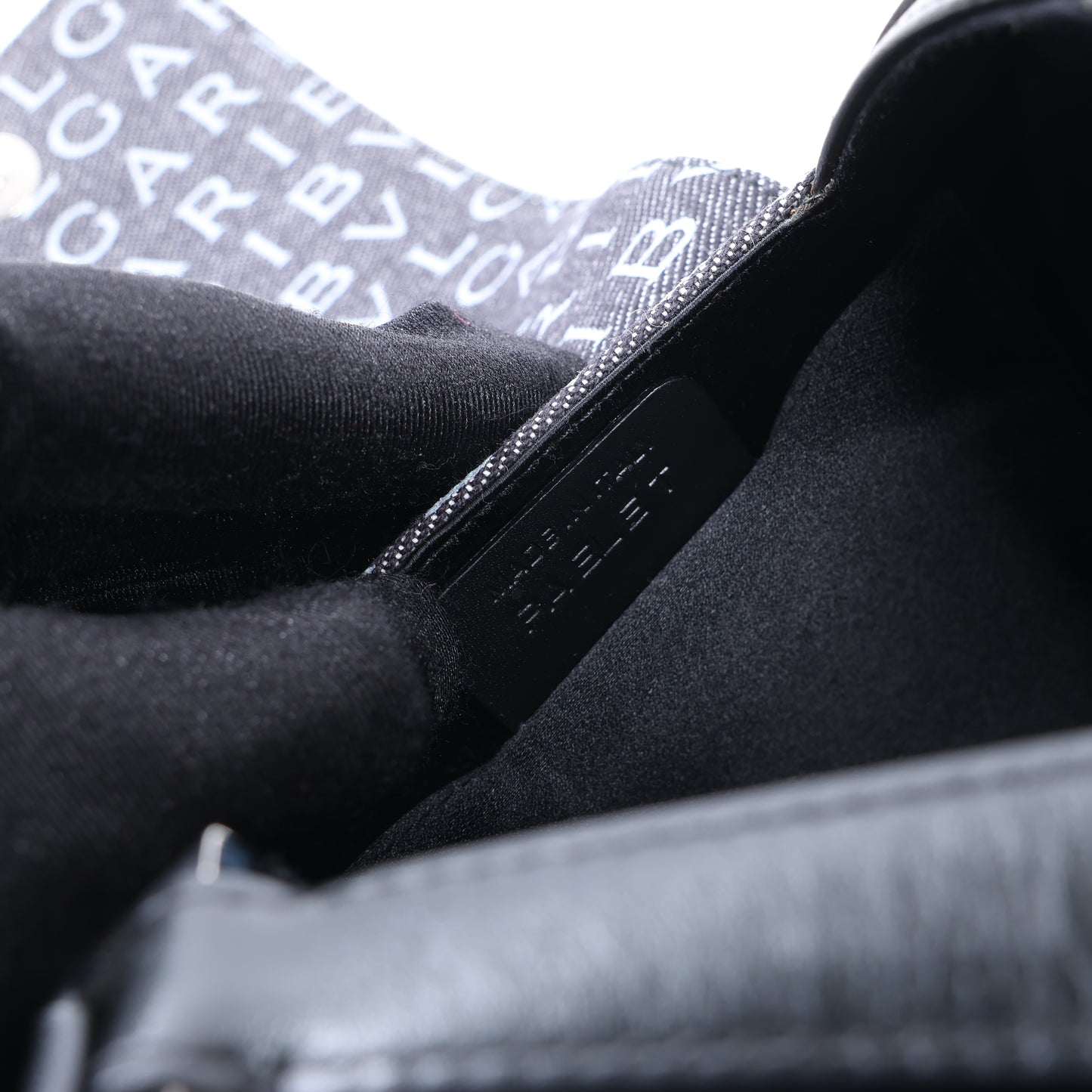 BVLGARI B.Zero 1 Denim- und Lederhandtasche in Schwarz x Marineblau