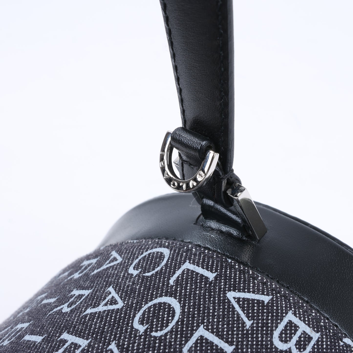 BVLGARI B.Zero 1 Denim- und Lederhandtasche in Schwarz x Marineblau