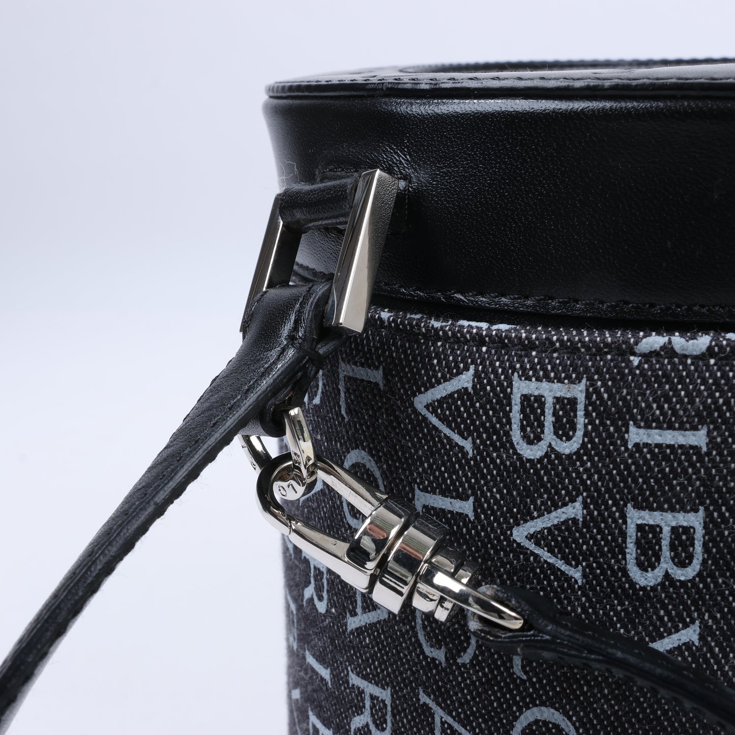 BVLGARI B.Zero 1 Denim- und Lederhandtasche in Schwarz x Marineblau