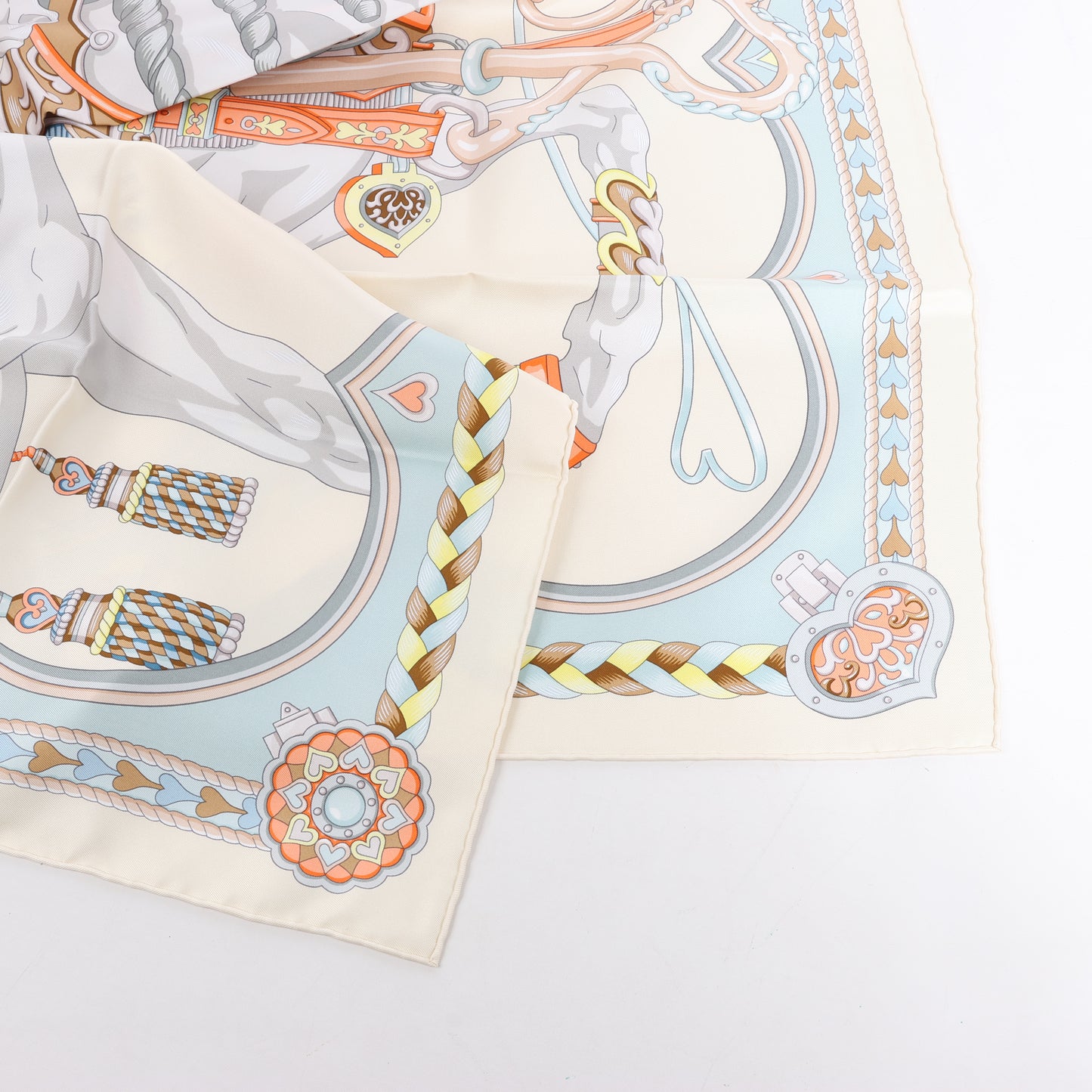 Hermes Carré 90 „HARNAIS DE COEUR“ Seidentaschentuch in Mehrfarbig