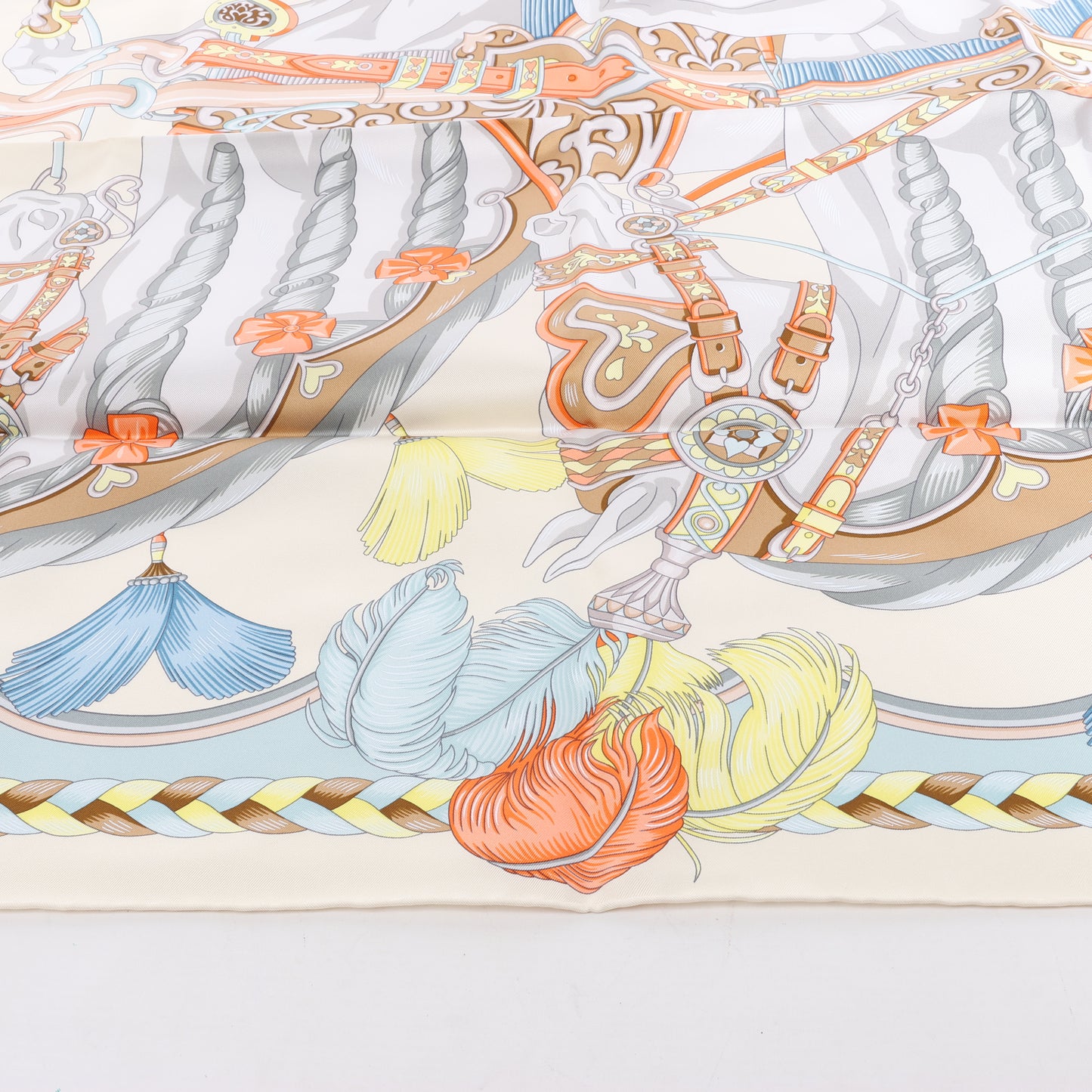 Hermes Carré 90 „HARNAIS DE COEUR“ Seidentaschentuch in Mehrfarbig