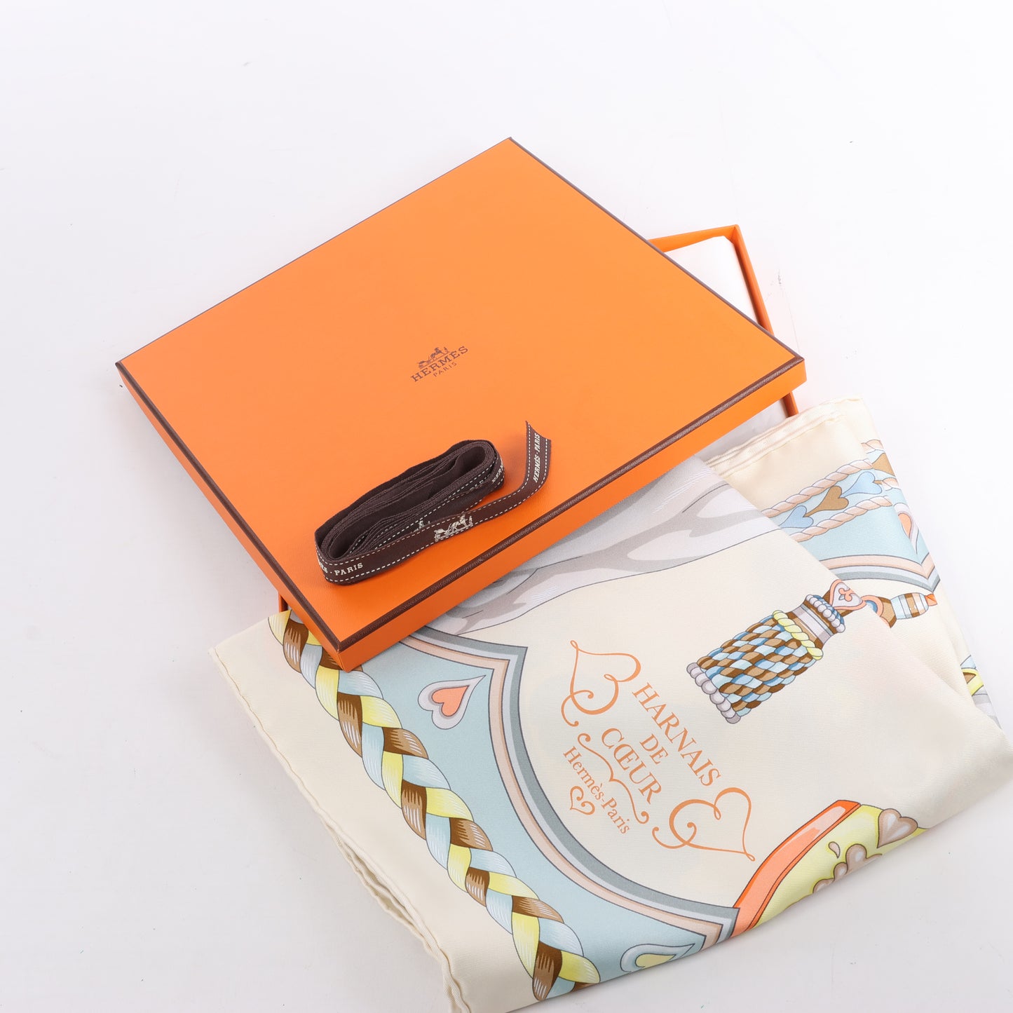 Hermes Carré 90 „HARNAIS DE COEUR“ Seidentaschentuch in Mehrfarbig