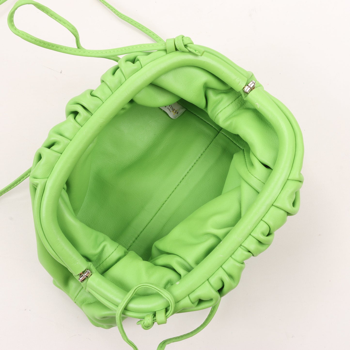 Bottega Veneta – Mini-Umhängetasche „The Pouch“ aus Leder in Säuregrün