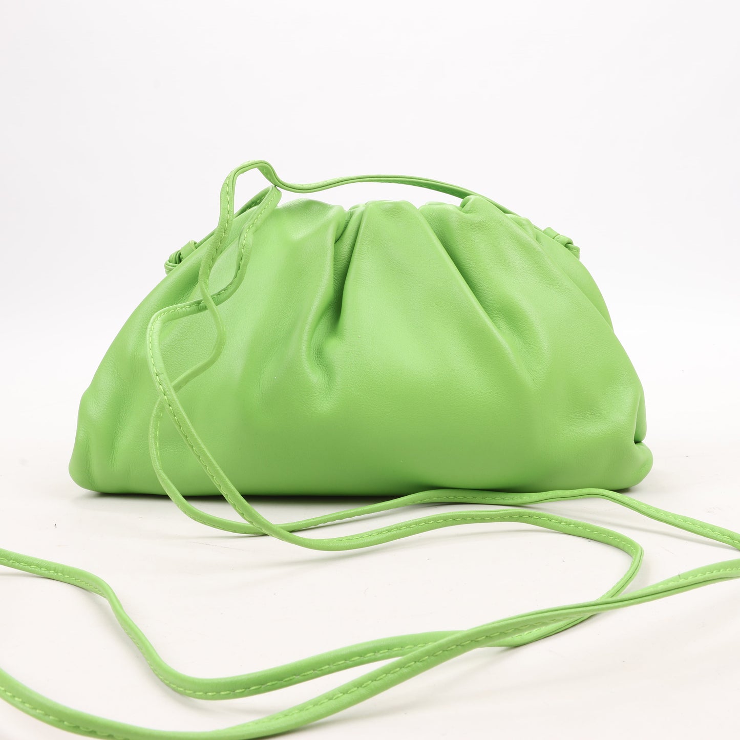 Bottega Veneta – Mini-Umhängetasche „The Pouch“ aus Leder in Säuregrün