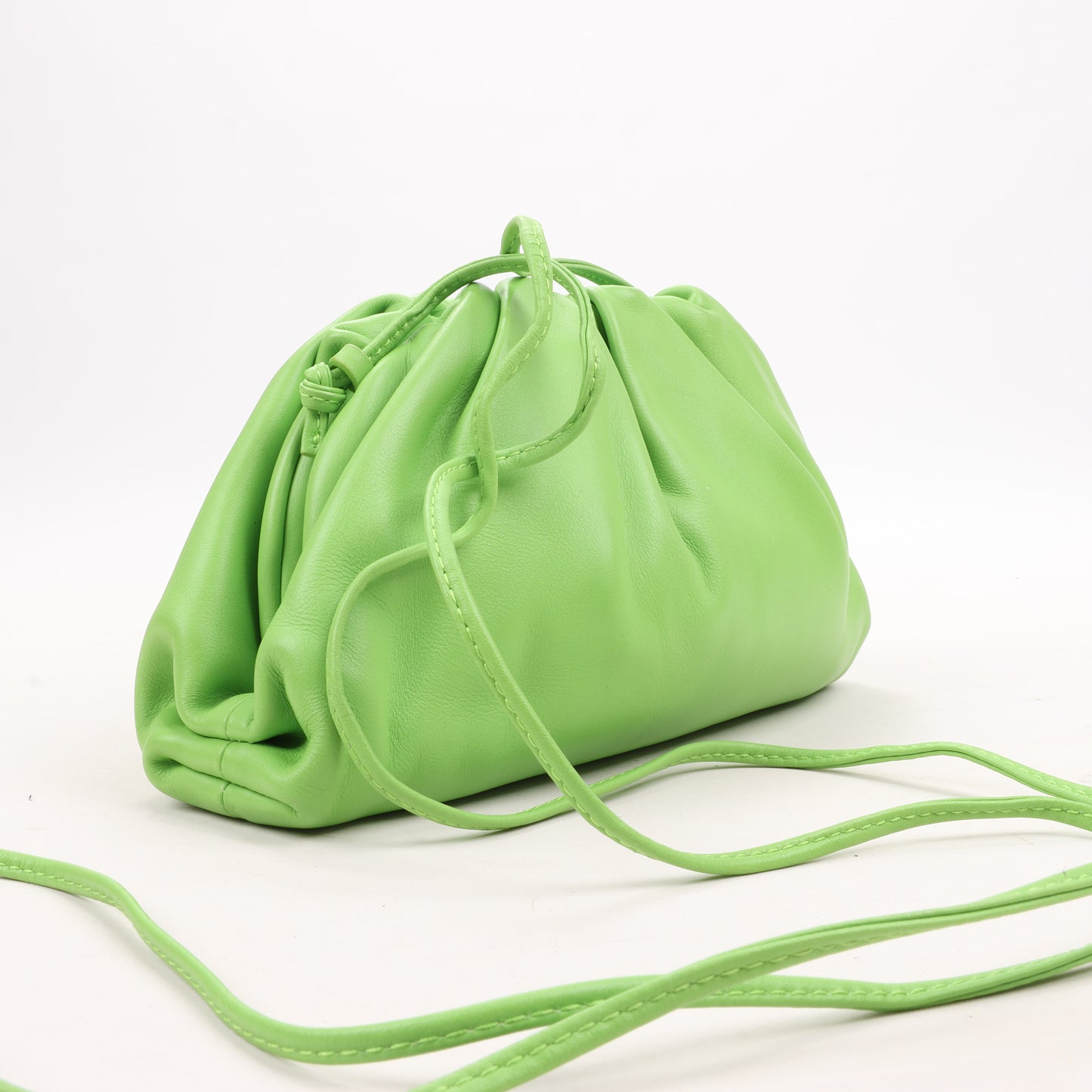 Bottega Veneta – Mini-Umhängetasche „The Pouch“ aus Leder in Säuregrün