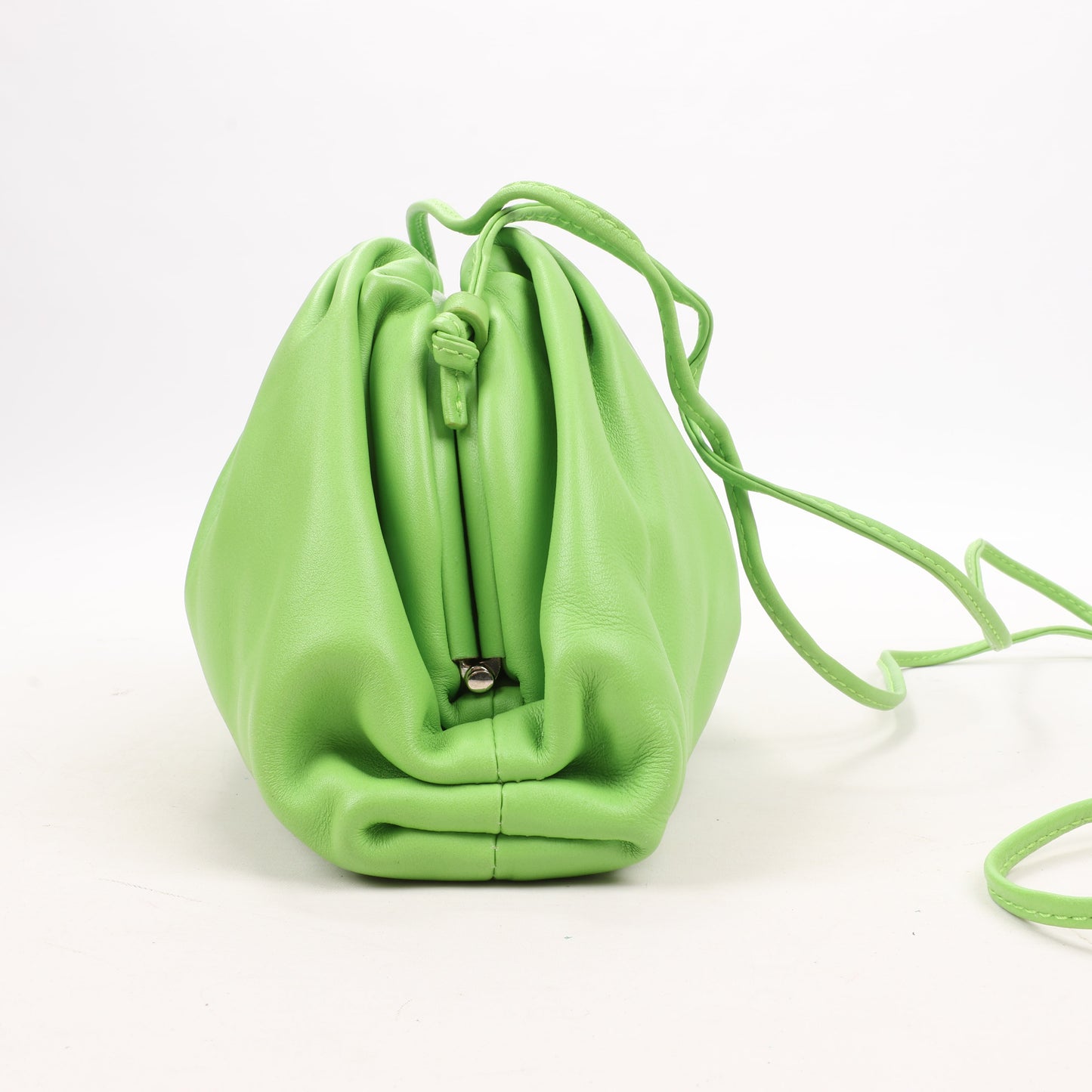 Bottega Veneta – Mini-Umhängetasche „The Pouch“ aus Leder in Säuregrün
