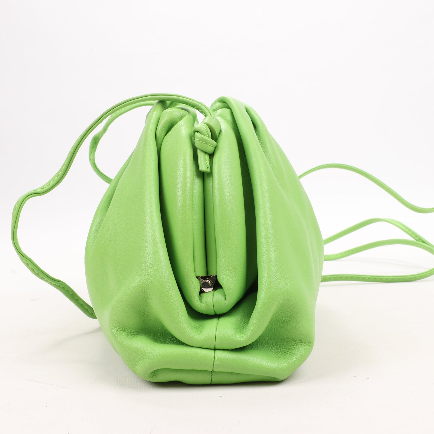 Bottega Veneta – Mini-Umhängetasche „The Pouch“ aus Leder in Säuregrün