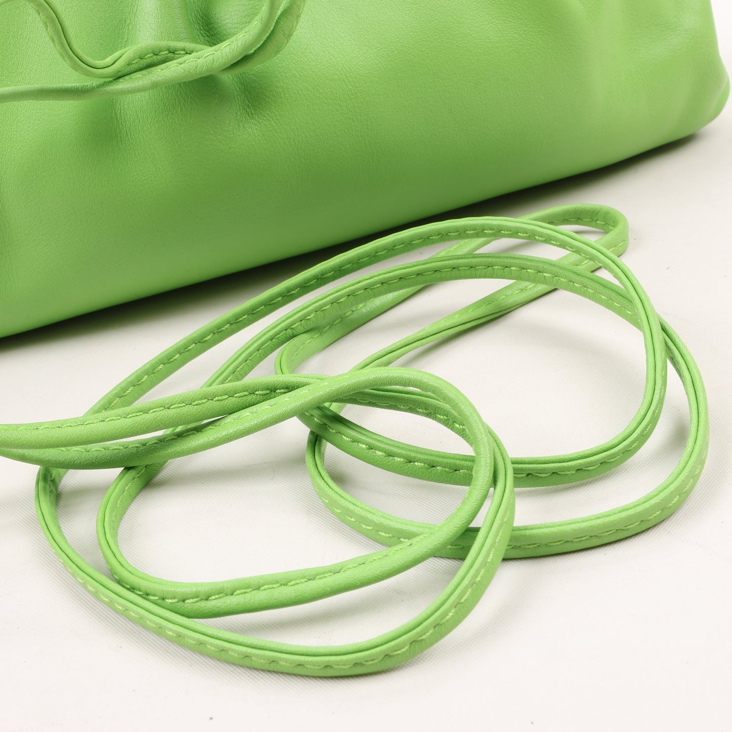 Bottega Veneta – Mini-Umhängetasche „The Pouch“ aus Leder in Säuregrün
