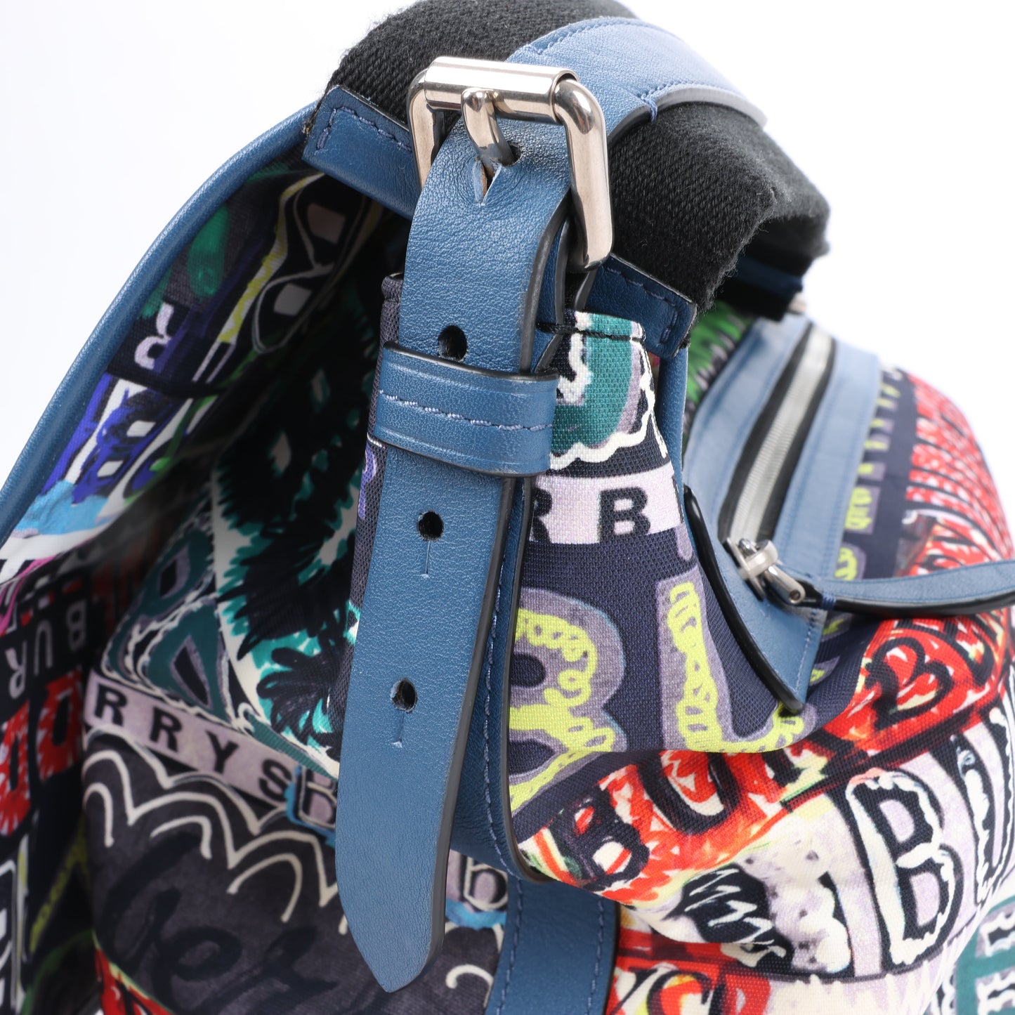 Burberry – Kuriertasche mit Graffiti-Logo-Print, mehrfarbig
