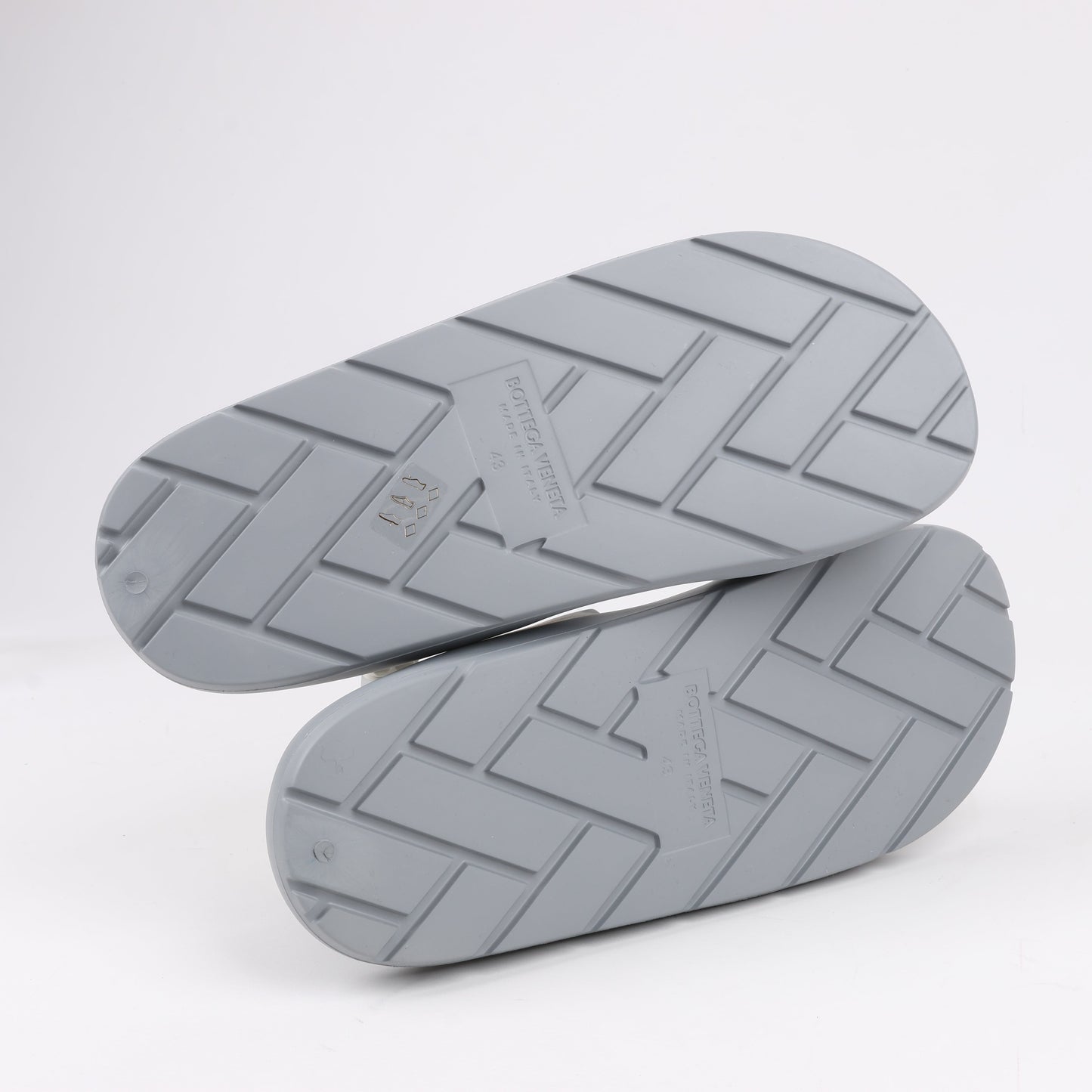 Bottega Veneta Gummiband-Sandalen in Grau, Größe 43 EU