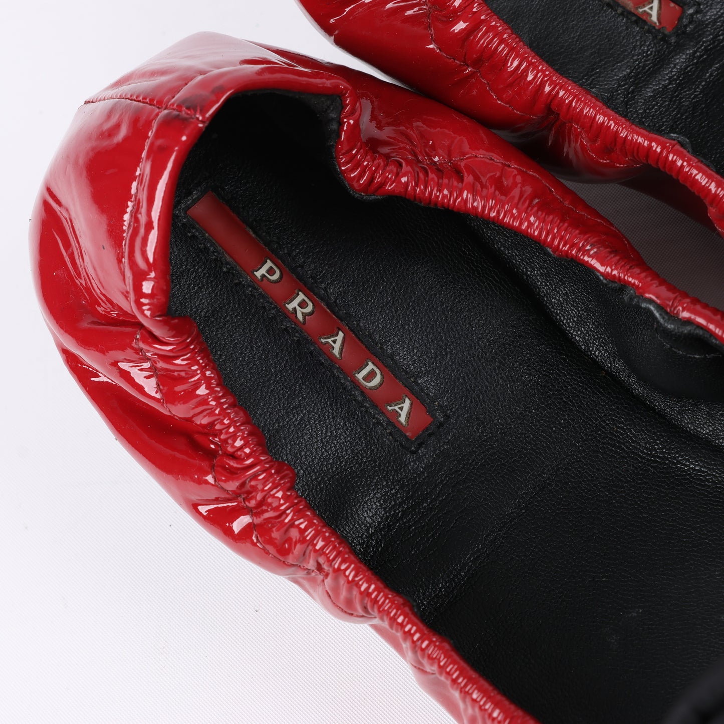 Ballerines Prada en cuir verni rouge avec nœud noir, taille 36,5 EU