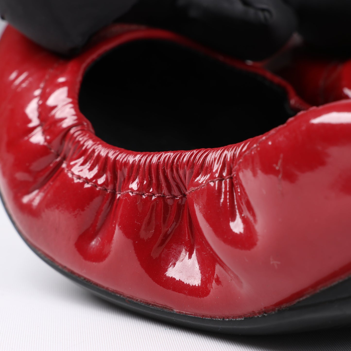 Ballerines Prada en cuir verni rouge avec nœud noir, taille 36,5 EU