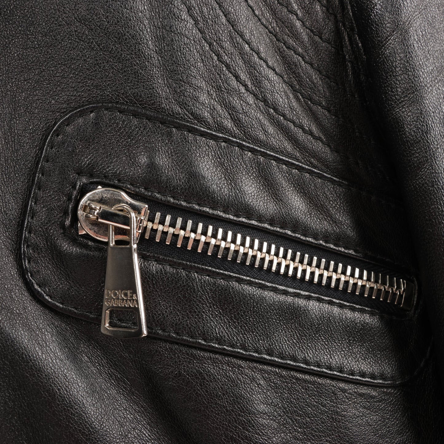 Dolce & Gabbana – Bikerjacke aus schwarzem Leder und Leopardenmuster, Größe 38