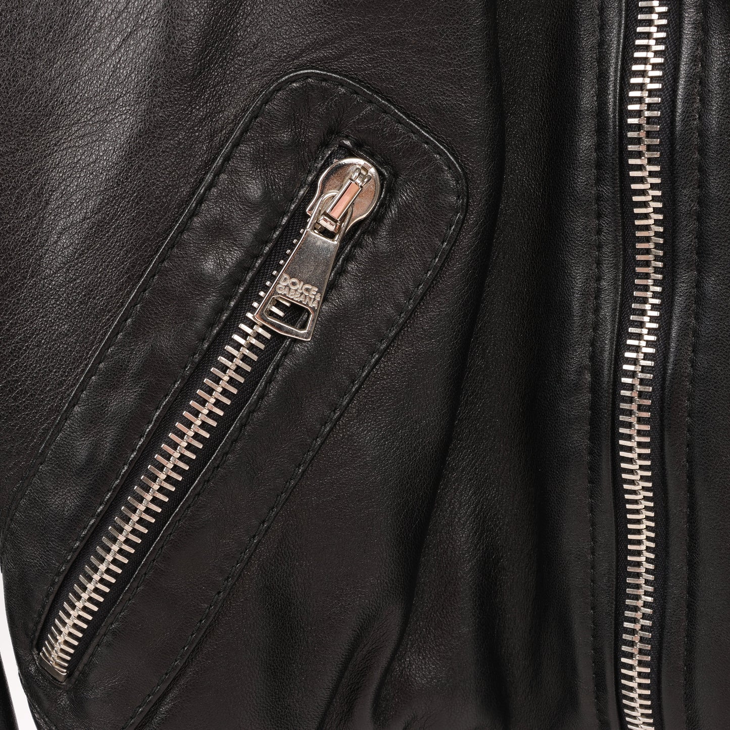 Dolce & Gabbana – Bikerjacke aus schwarzem Leder und Leopardenmuster, Größe 38