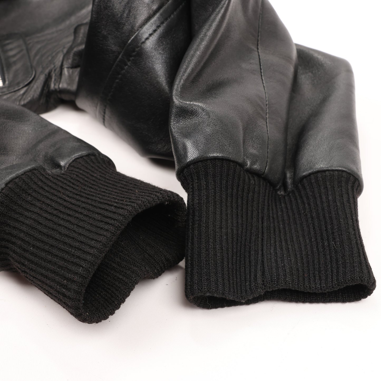 Dolce & Gabbana – Bikerjacke aus schwarzem Leder und Leopardenmuster, Größe 38
