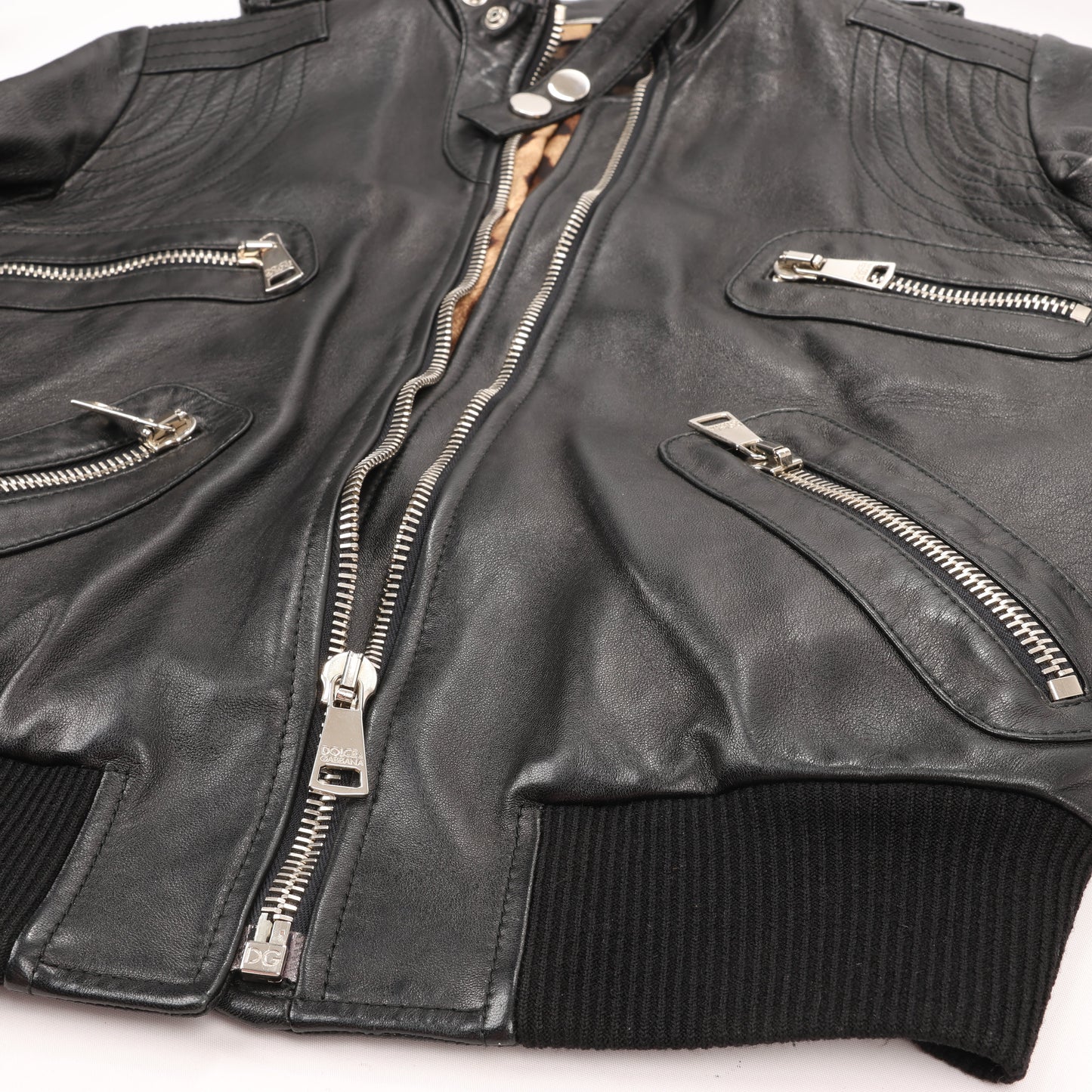 Dolce & Gabbana – Bikerjacke aus schwarzem Leder und Leopardenmuster, Größe 38
