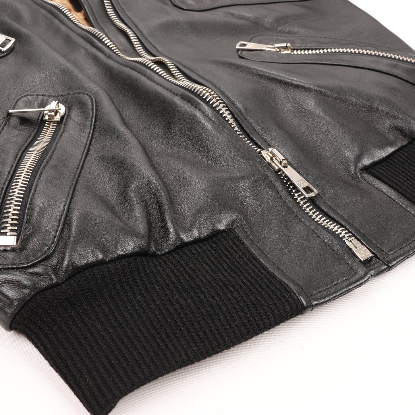 Dolce & Gabbana – Bikerjacke aus schwarzem Leder und Leopardenmuster, Größe 38