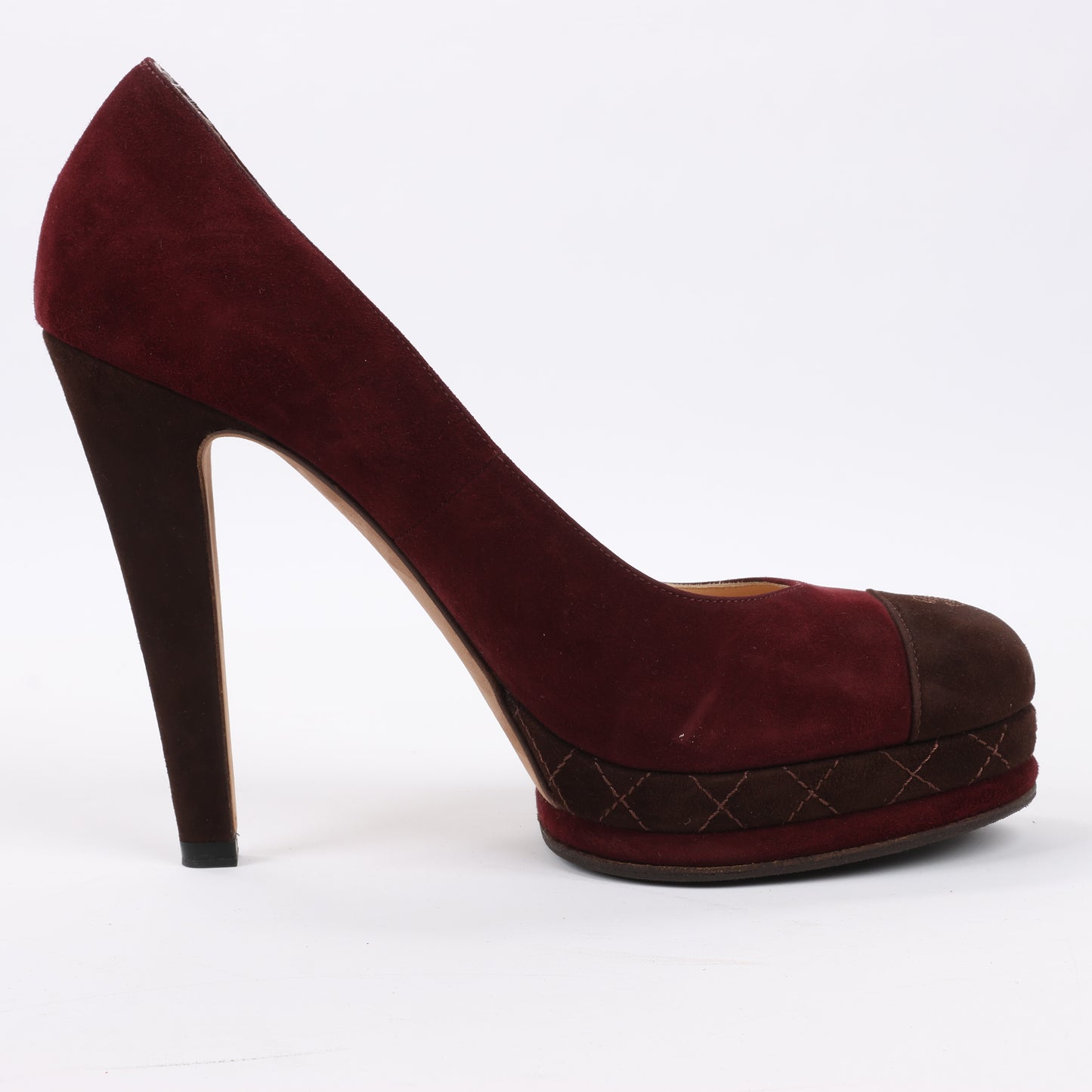 Chanel – Burgunderrote/braune CC-Pumps mit Plateauabsatz und Kappe aus Wildleder, Größe 40,5 EU
