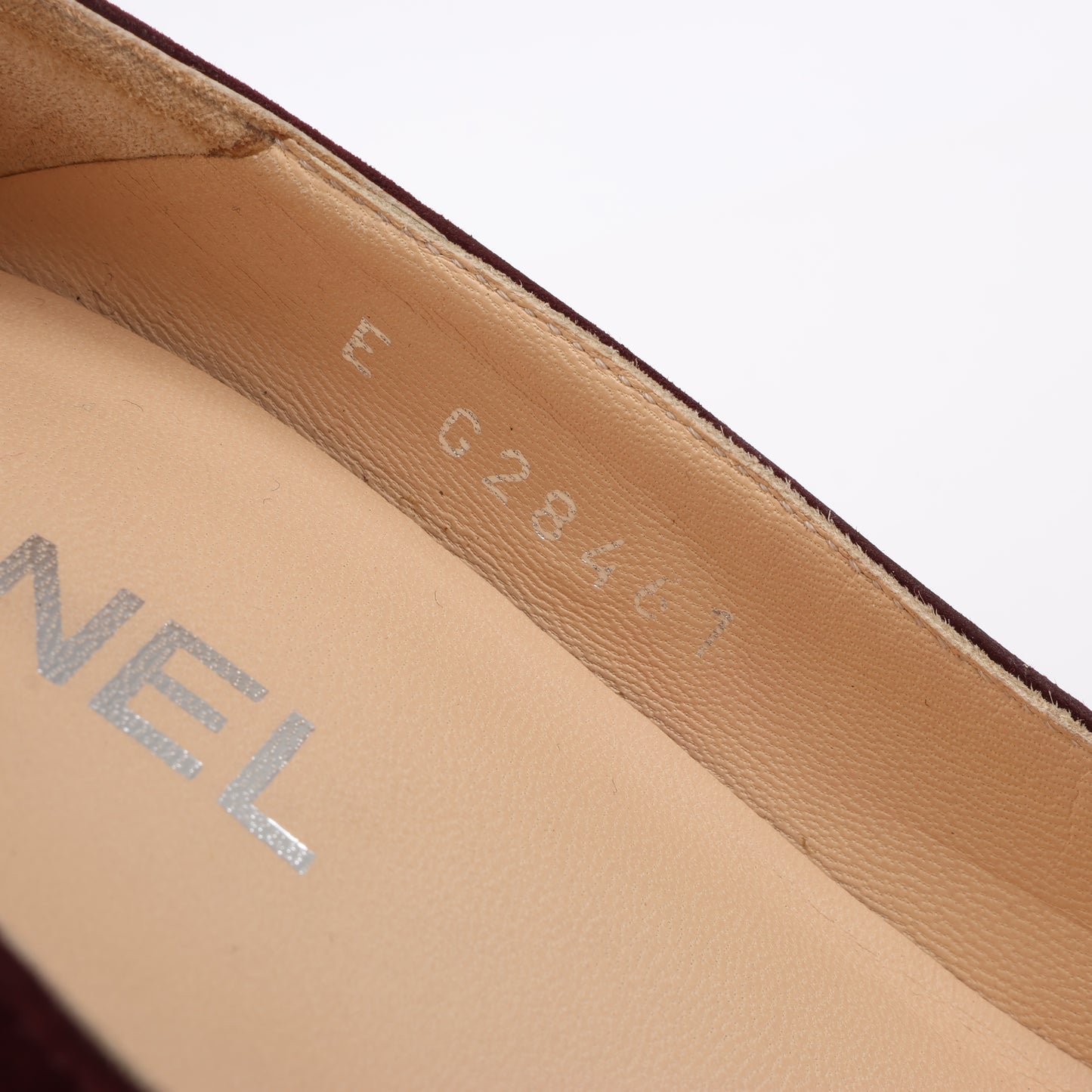 Chanel – Burgunderrote/braune CC-Pumps mit Plateauabsatz und Kappe aus Wildleder, Größe 40,5 EU