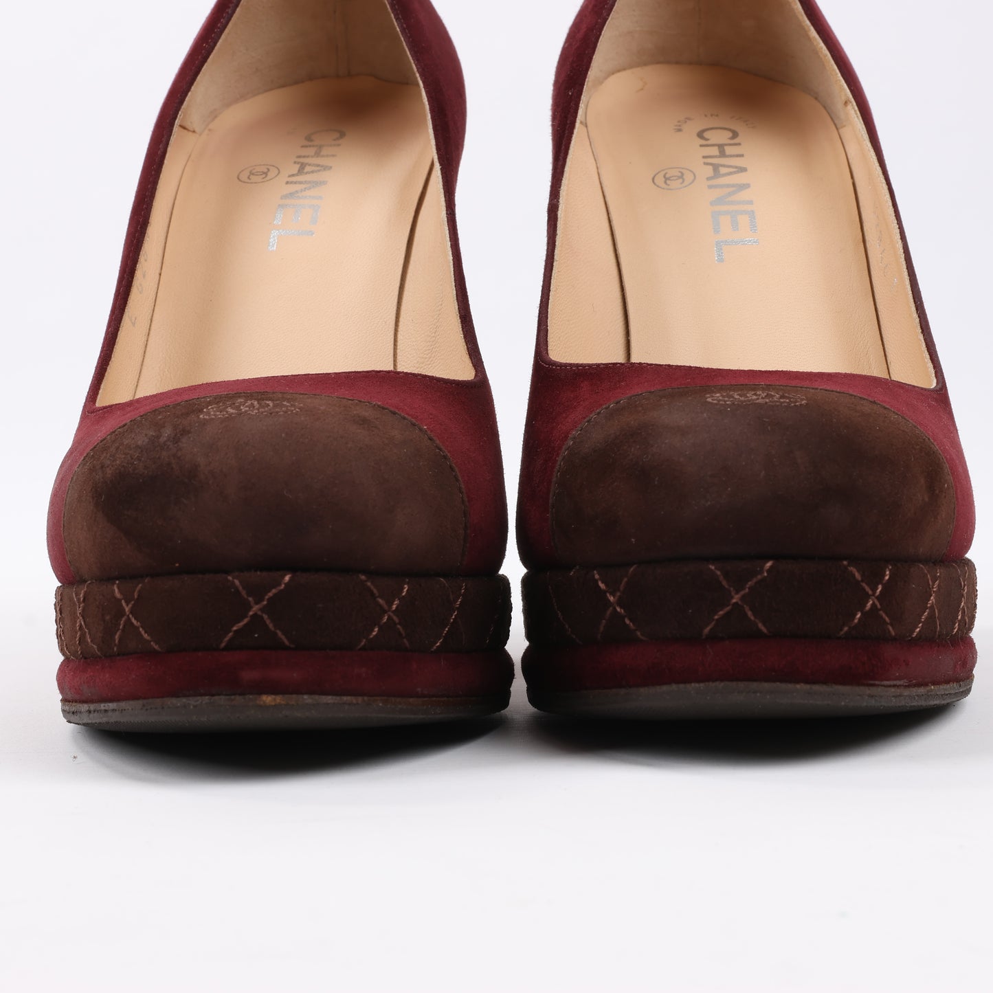 Chanel – Burgunderrote/braune CC-Pumps mit Plateauabsatz und Kappe aus Wildleder, Größe 40,5 EU