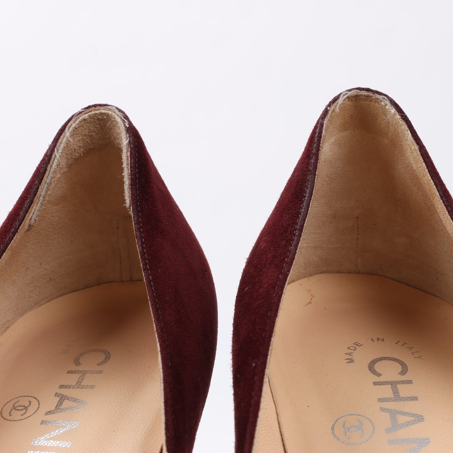 Chanel – Burgunderrote/braune CC-Pumps mit Plateauabsatz und Kappe aus Wildleder, Größe 40,5 EU