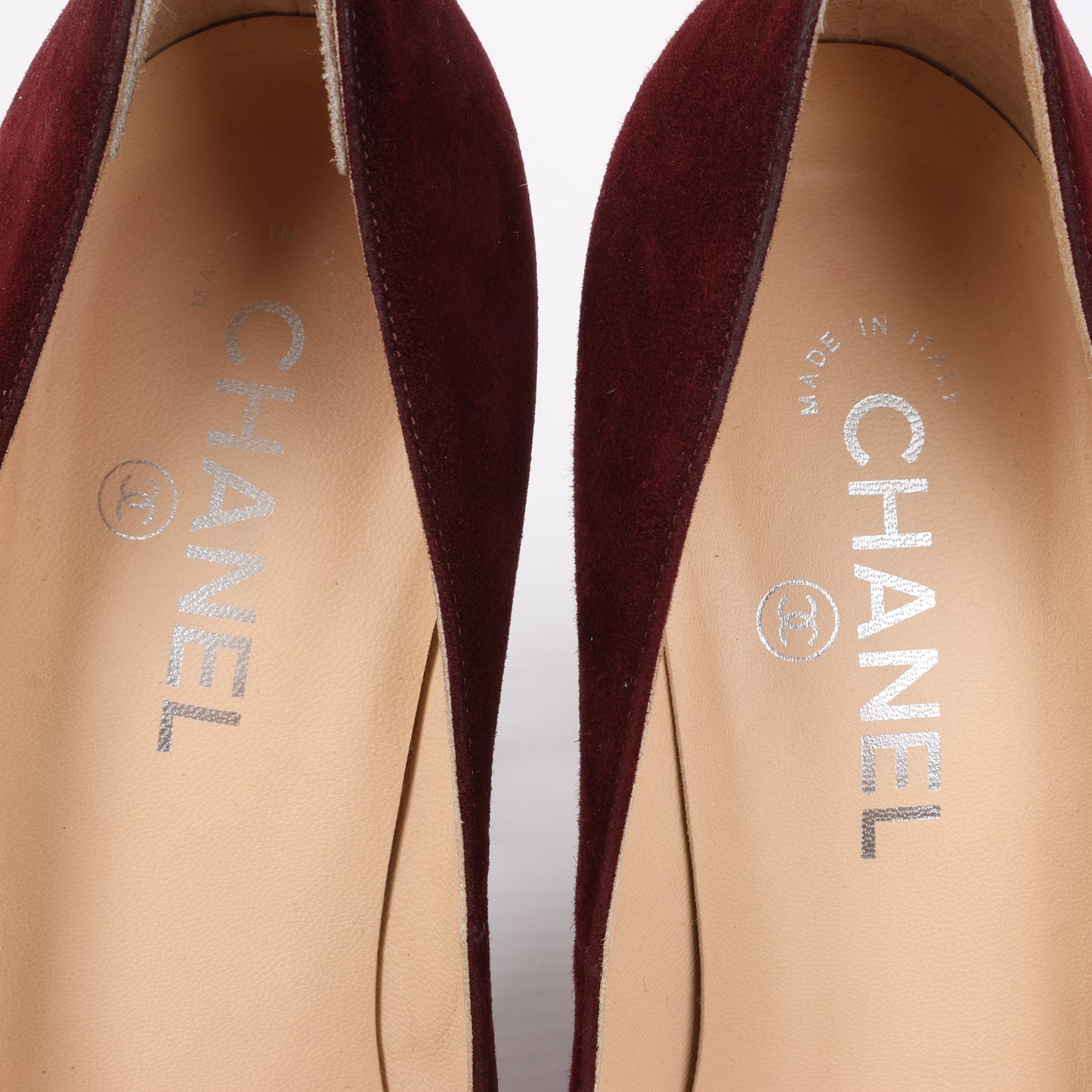 Chanel – Burgunderrote/braune CC-Pumps mit Plateauabsatz und Kappe aus Wildleder, Größe 40,5 EU