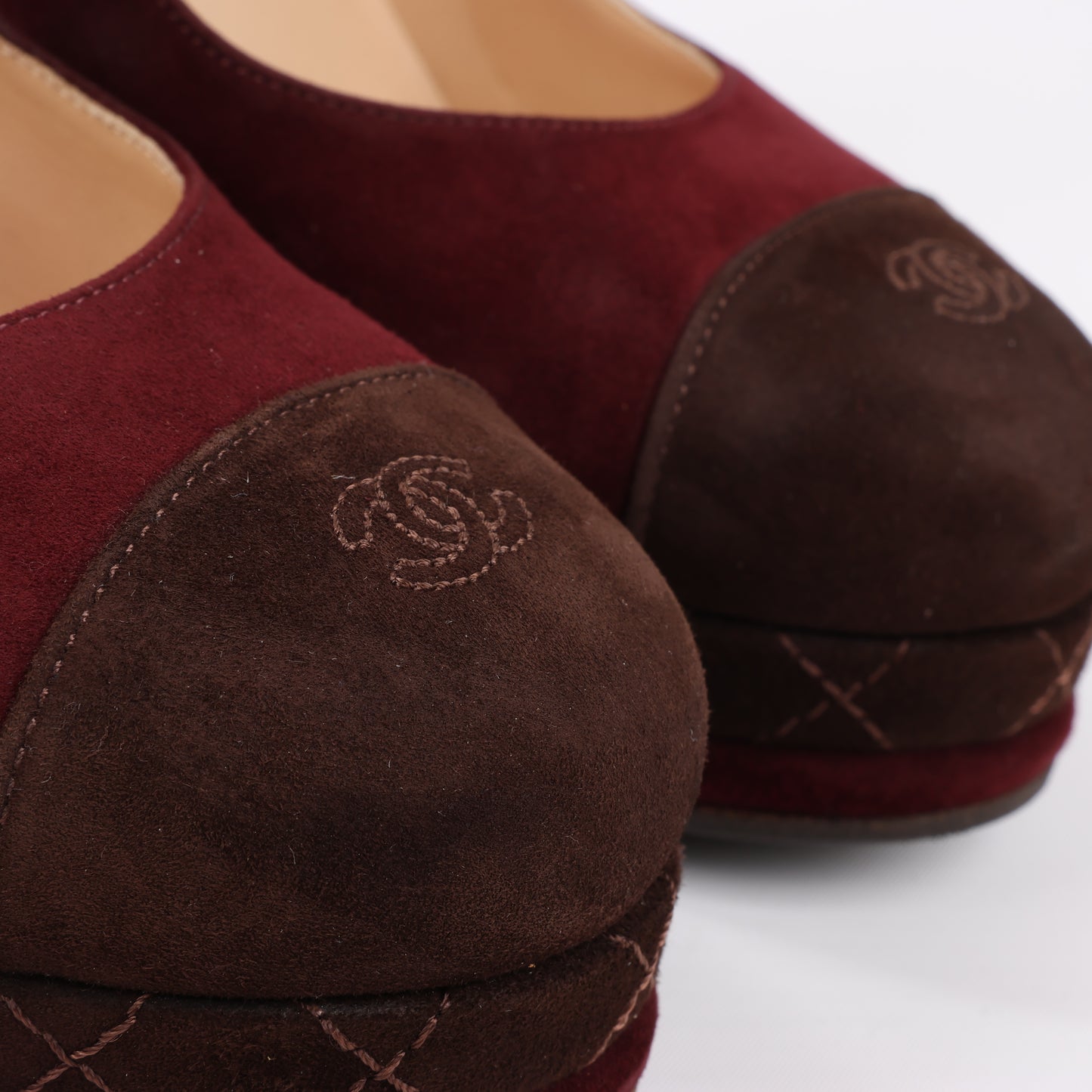 Chanel – Burgunderrote/braune CC-Pumps mit Plateauabsatz und Kappe aus Wildleder, Größe 40,5 EU