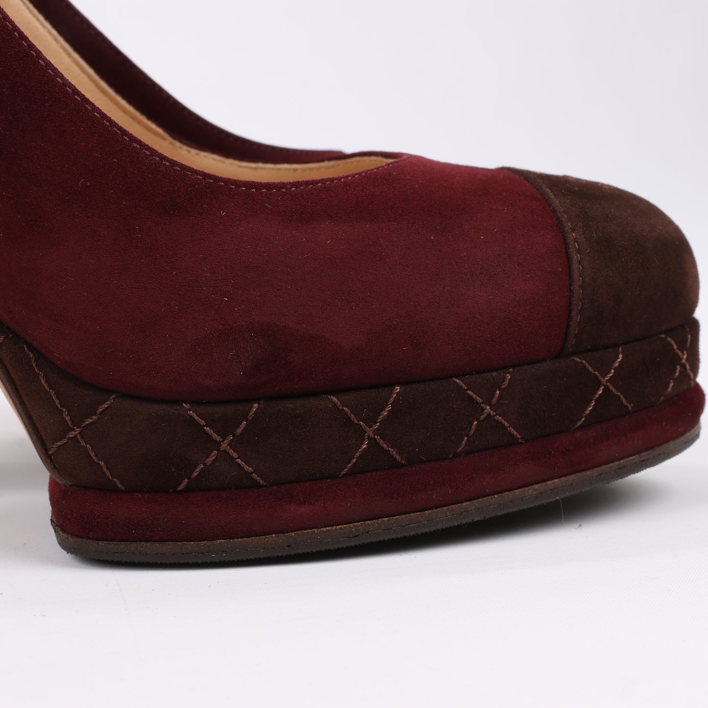 Chanel – Burgunderrote/braune CC-Pumps mit Plateauabsatz und Kappe aus Wildleder, Größe 40,5 EU