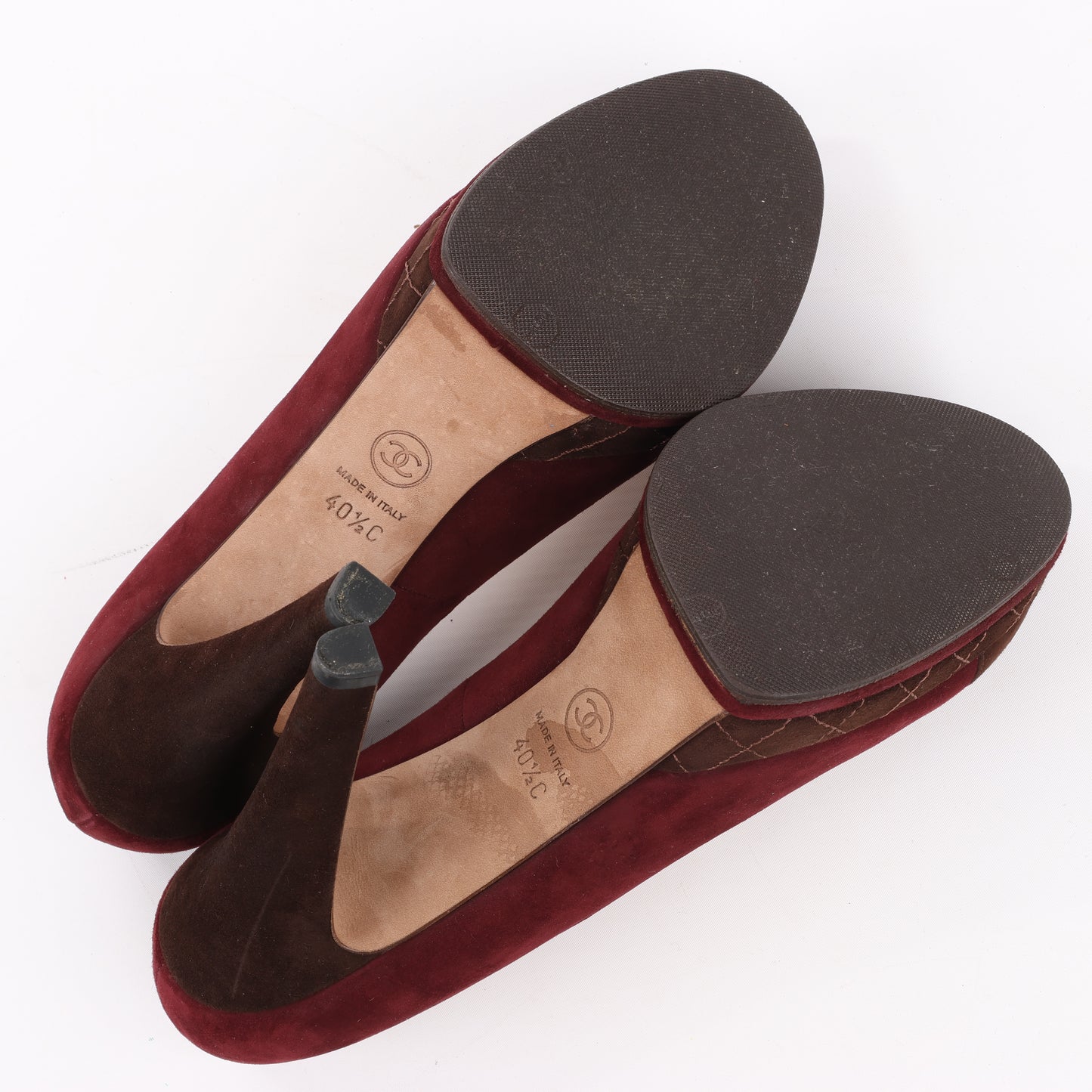 Chanel – Burgunderrote/braune CC-Pumps mit Plateauabsatz und Kappe aus Wildleder, Größe 40,5 EU
