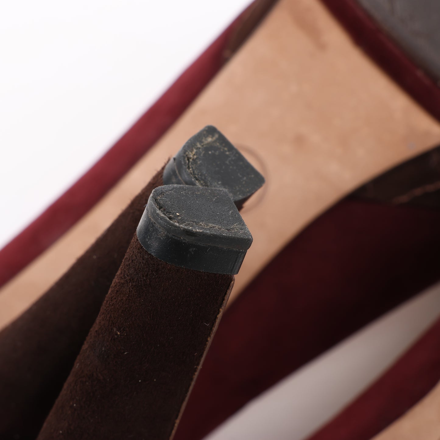 Chanel – Burgunderrote/braune CC-Pumps mit Plateauabsatz und Kappe aus Wildleder, Größe 40,5 EU