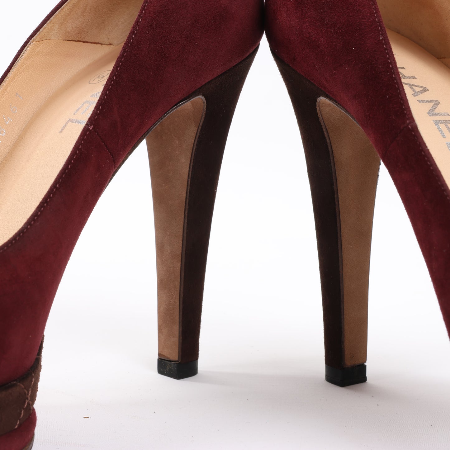 Chanel – Burgunderrote/braune CC-Pumps mit Plateauabsatz und Kappe aus Wildleder, Größe 40,5 EU