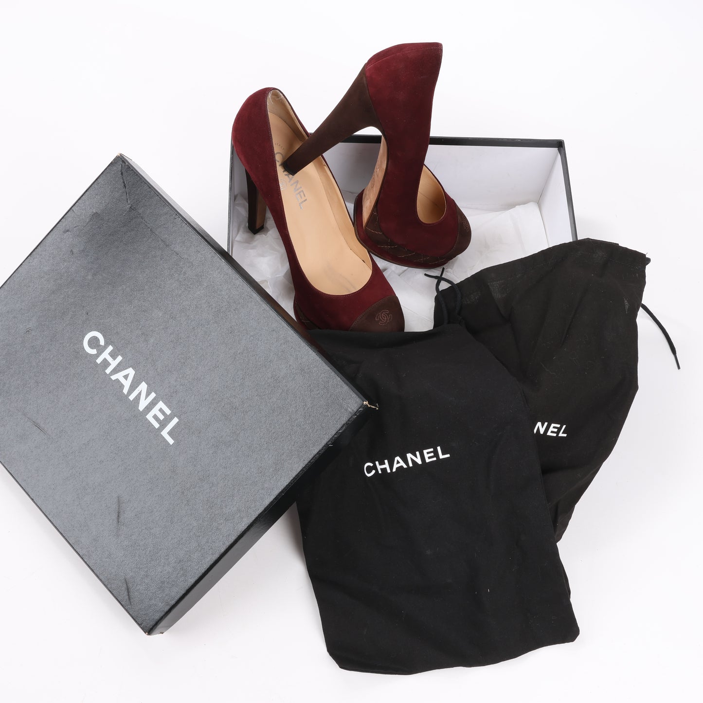 Chanel – Burgunderrote/braune CC-Pumps mit Plateauabsatz und Kappe aus Wildleder, Größe 40,5 EU