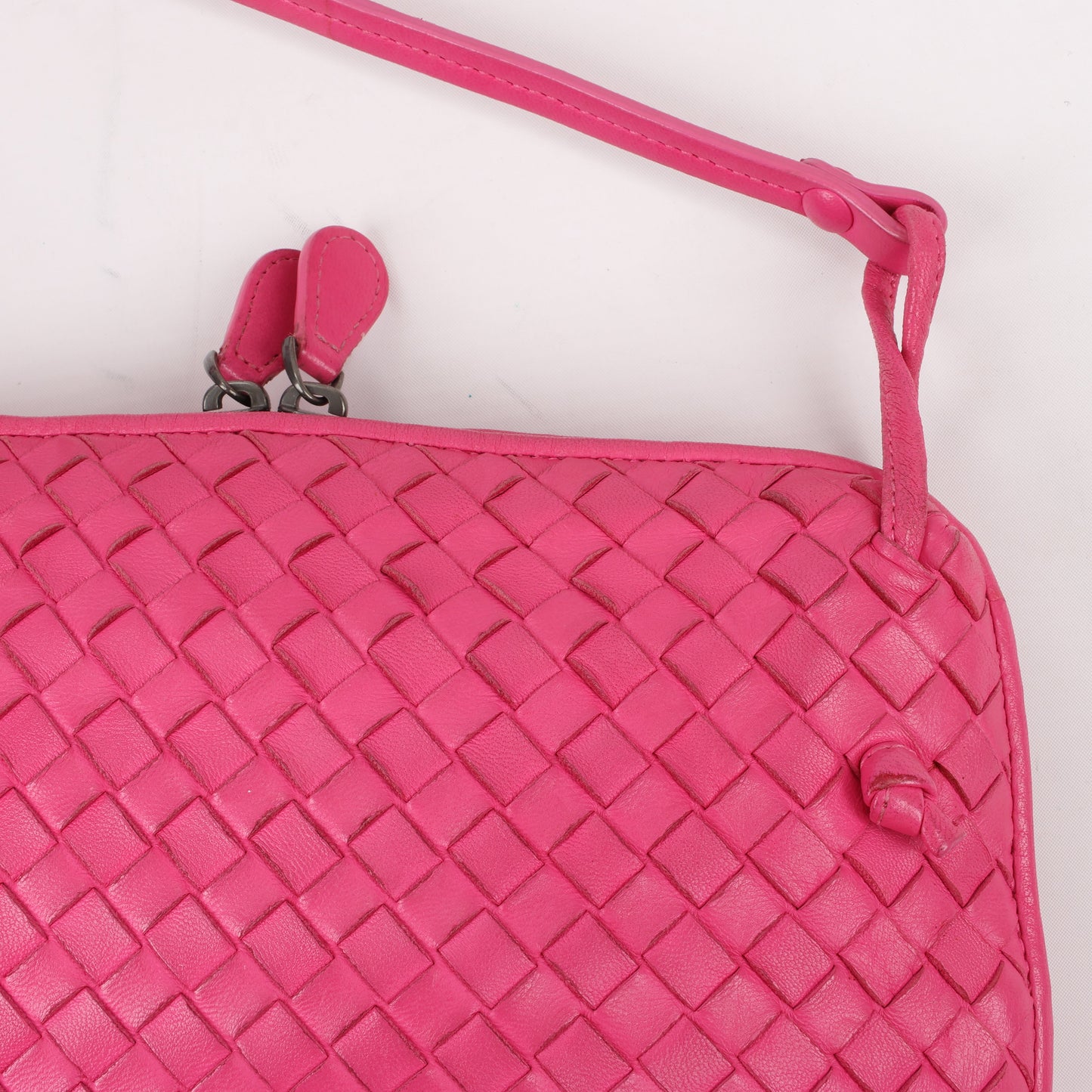 Bottega Veneta Intrecciato Nodini Umhängetasche in Rosa