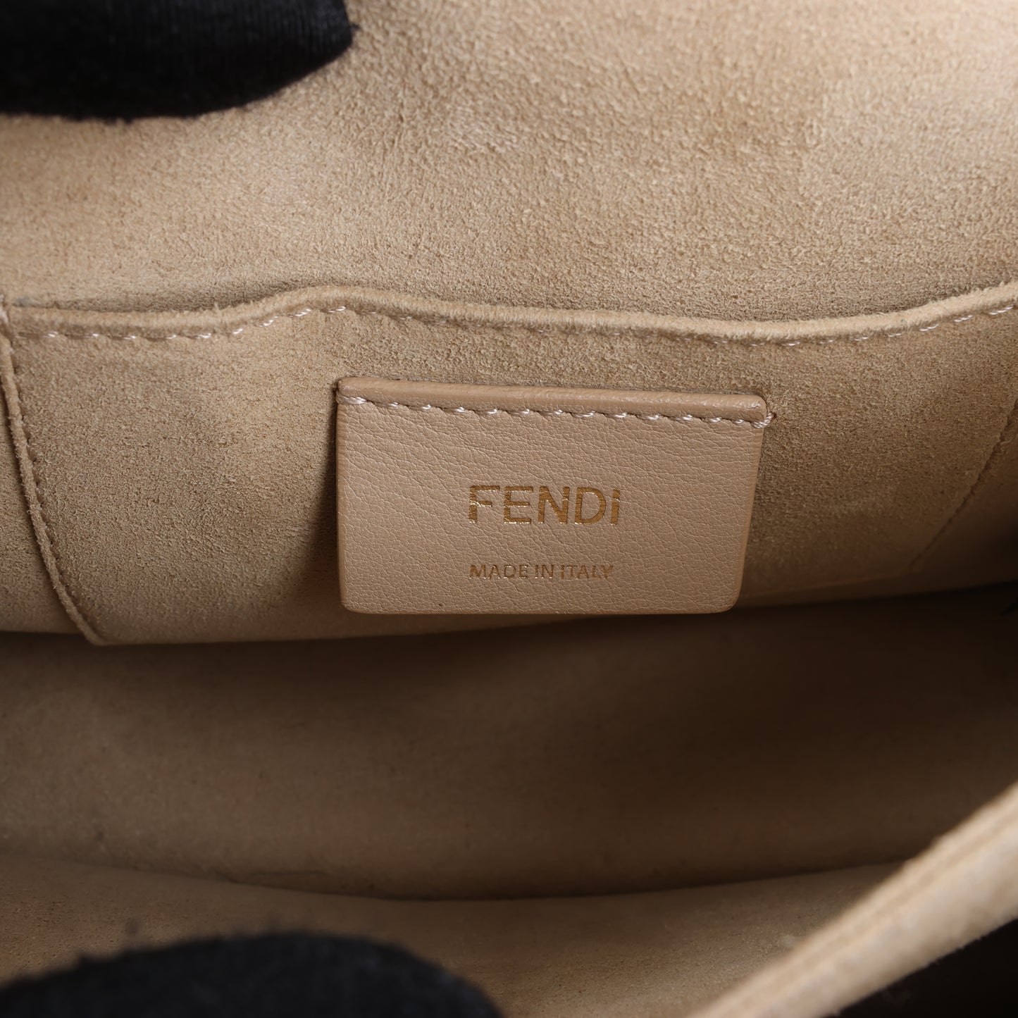FENDI Mini Kan I Schultertasche aus Leder mit Kette in Grau 8M0381