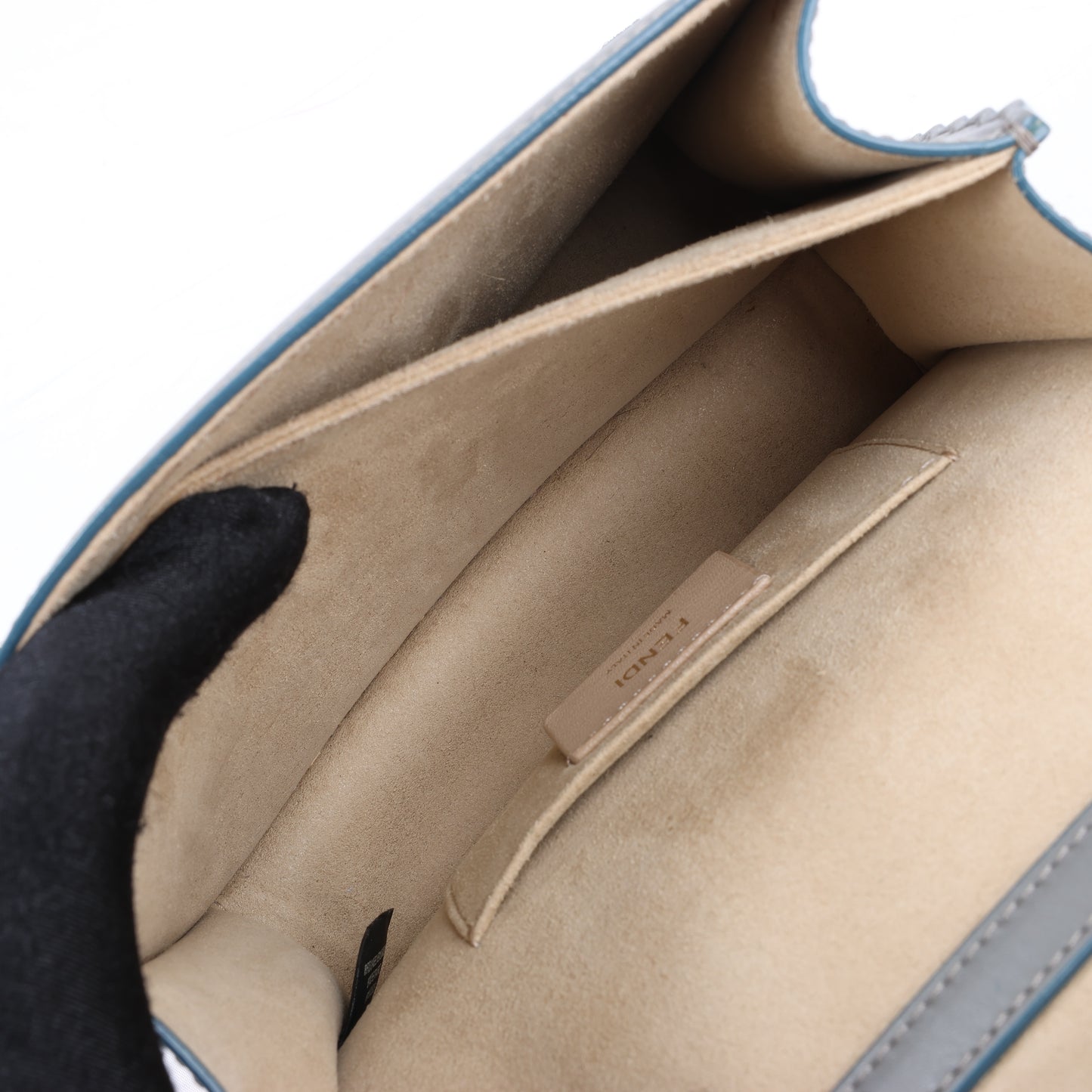FENDI Mini Kan I Schultertasche aus Leder mit Kette in Grau 8M0381
